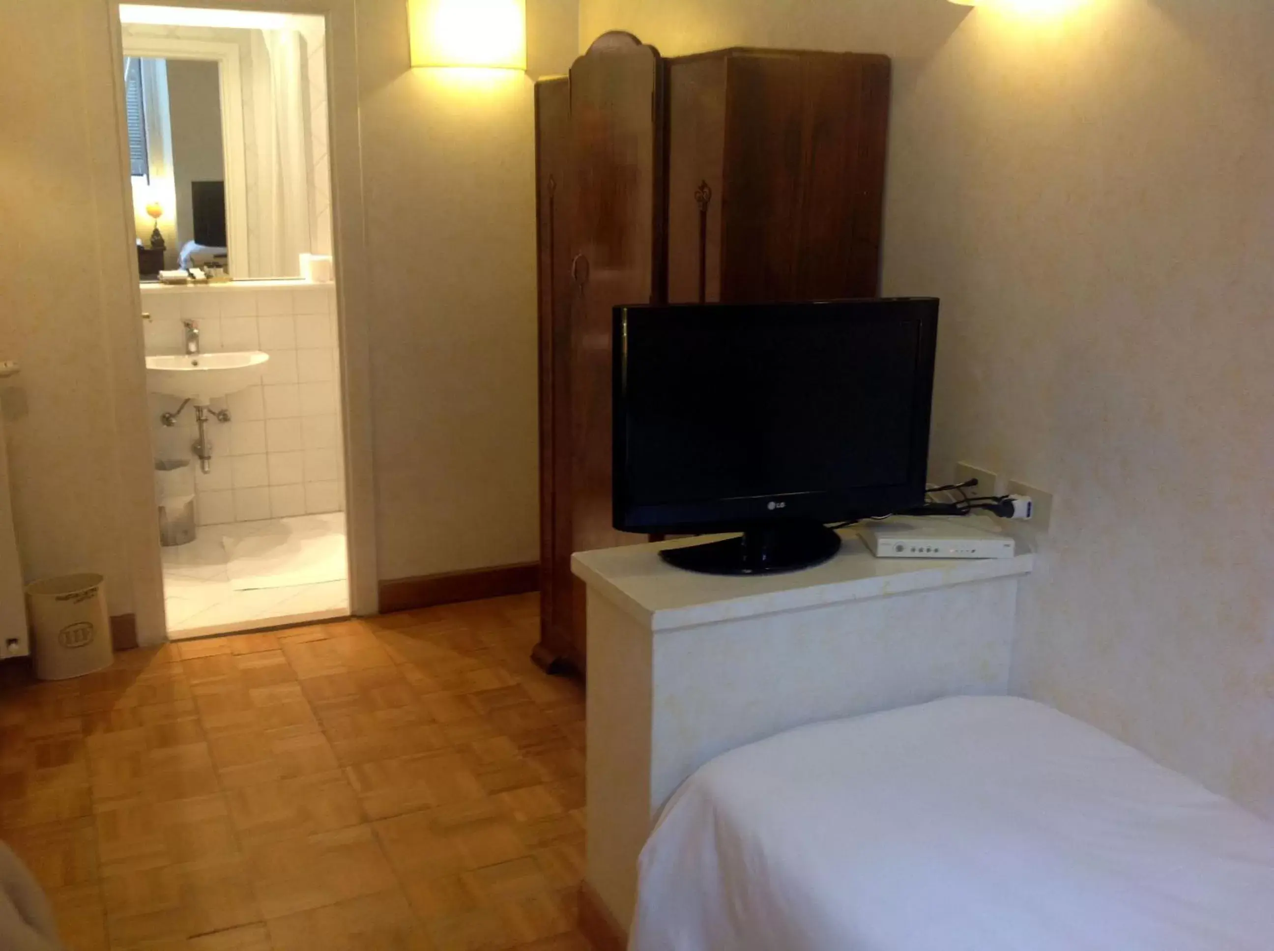TV and multimedia, TV/Entertainment Center in Hotel Fontana