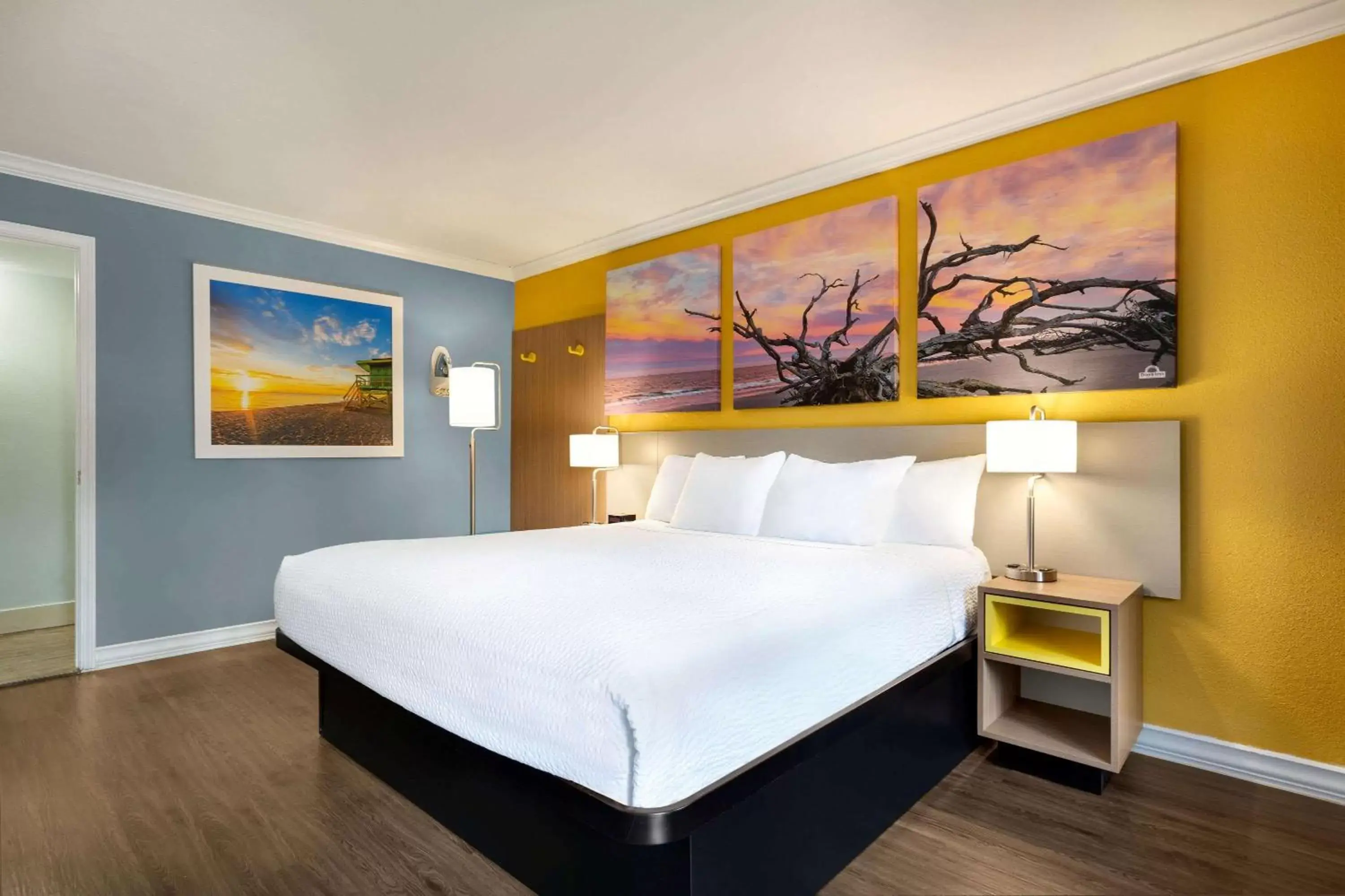 Photo of the whole room, Bed in Days Inn by Wyndham Pensacola - Historic Downtown