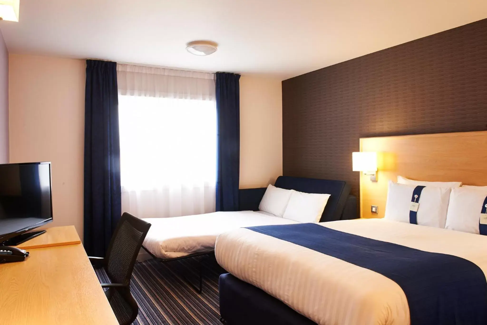 Photo of the whole room, Bed in Holiday Inn Express Manchester Airport, an IHG Hotel