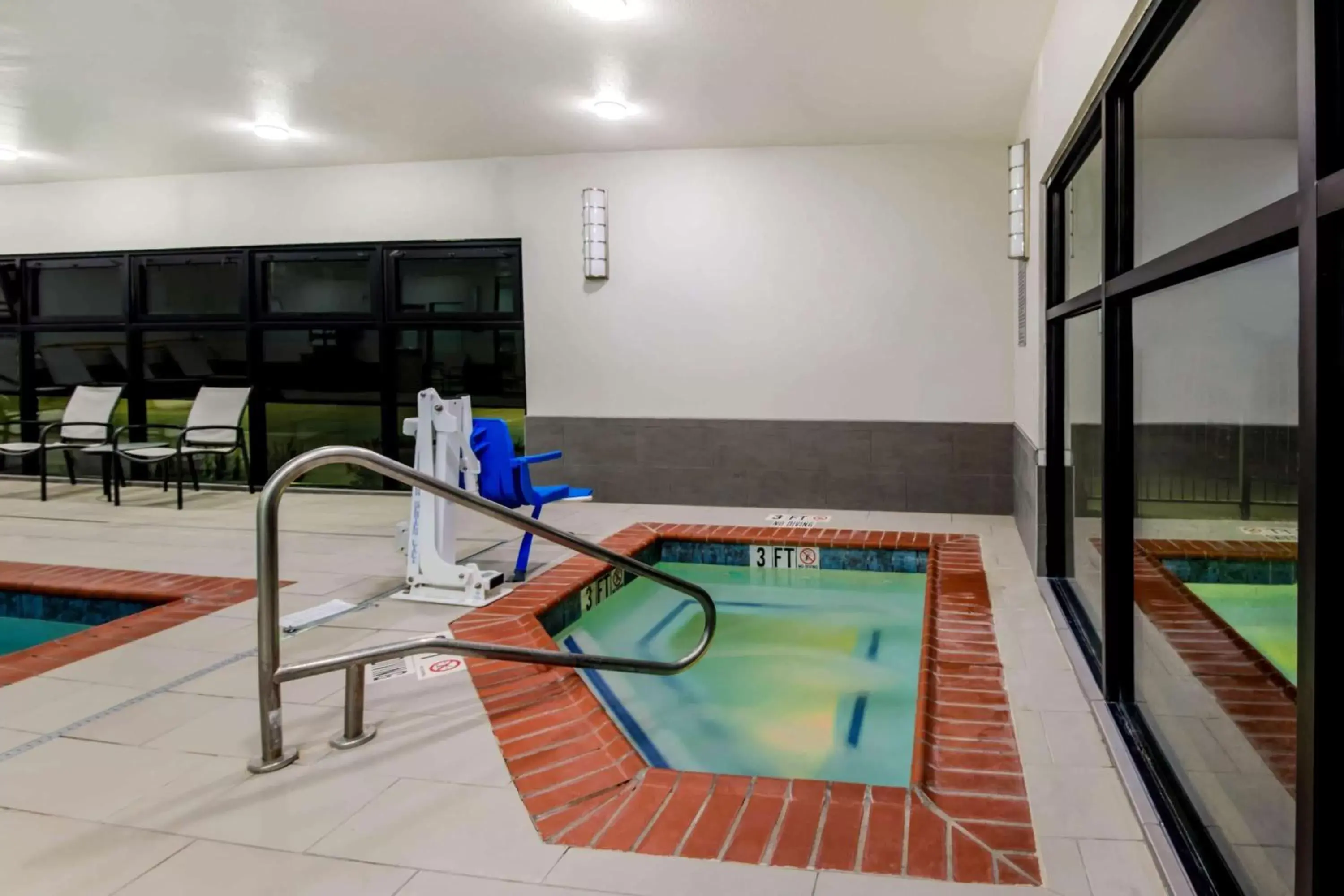 Hot Tub, Swimming Pool in La Quinta Inn & Suites by Wyndham Pampa