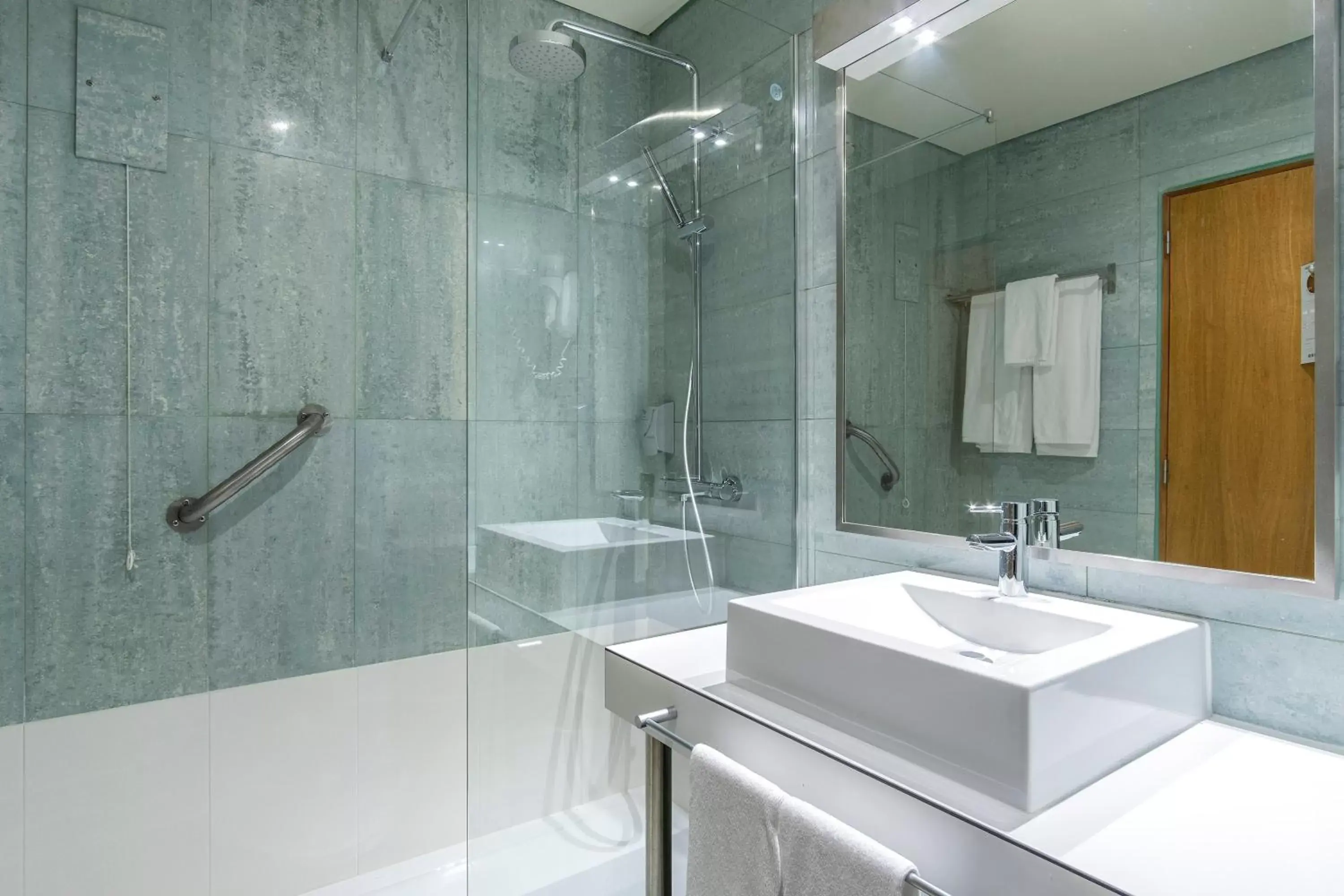 Shower, Bathroom in Hotel Comfort Inn Ponta Delgada