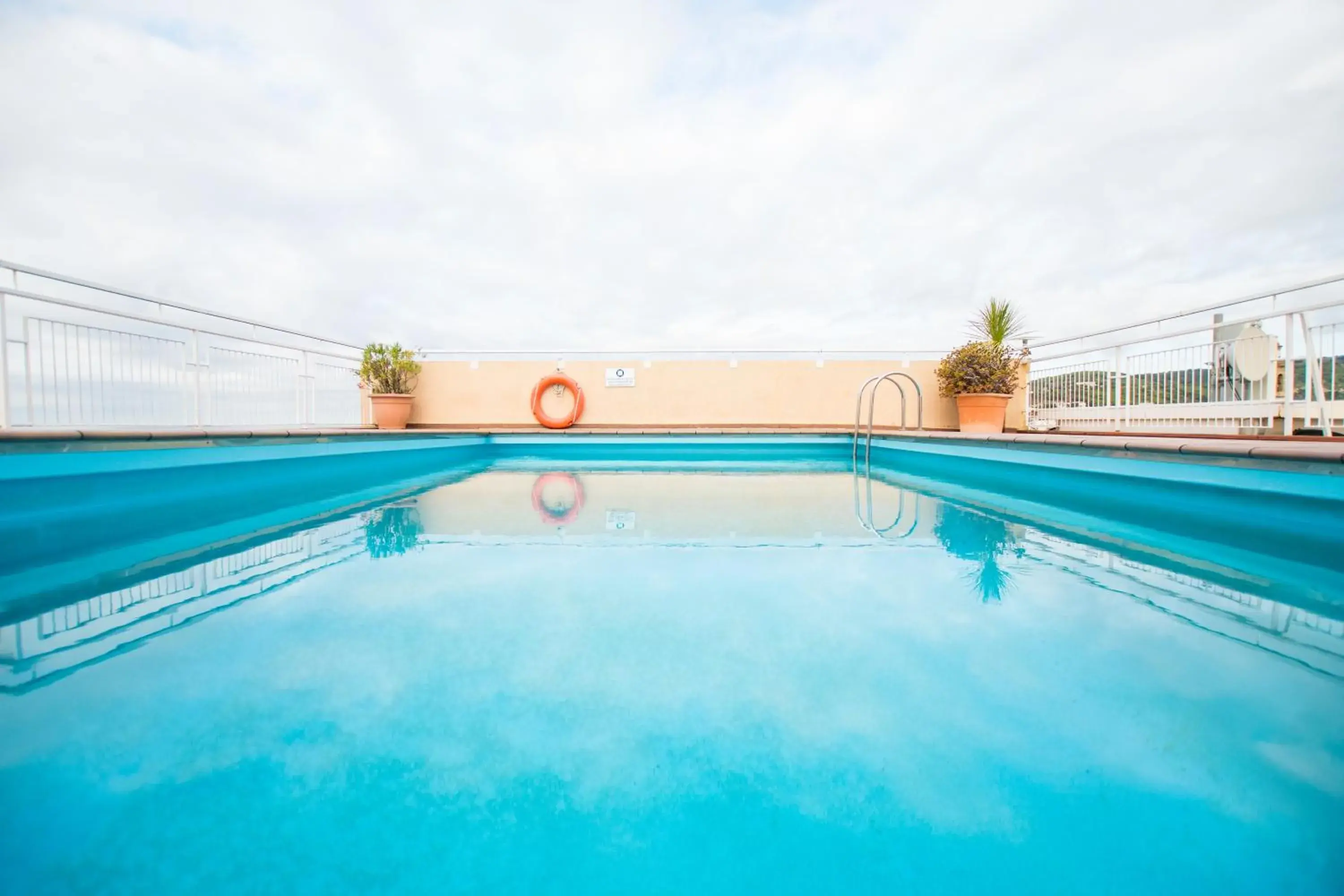 Swimming Pool in 30 Degrees - Hotel Espanya Calella