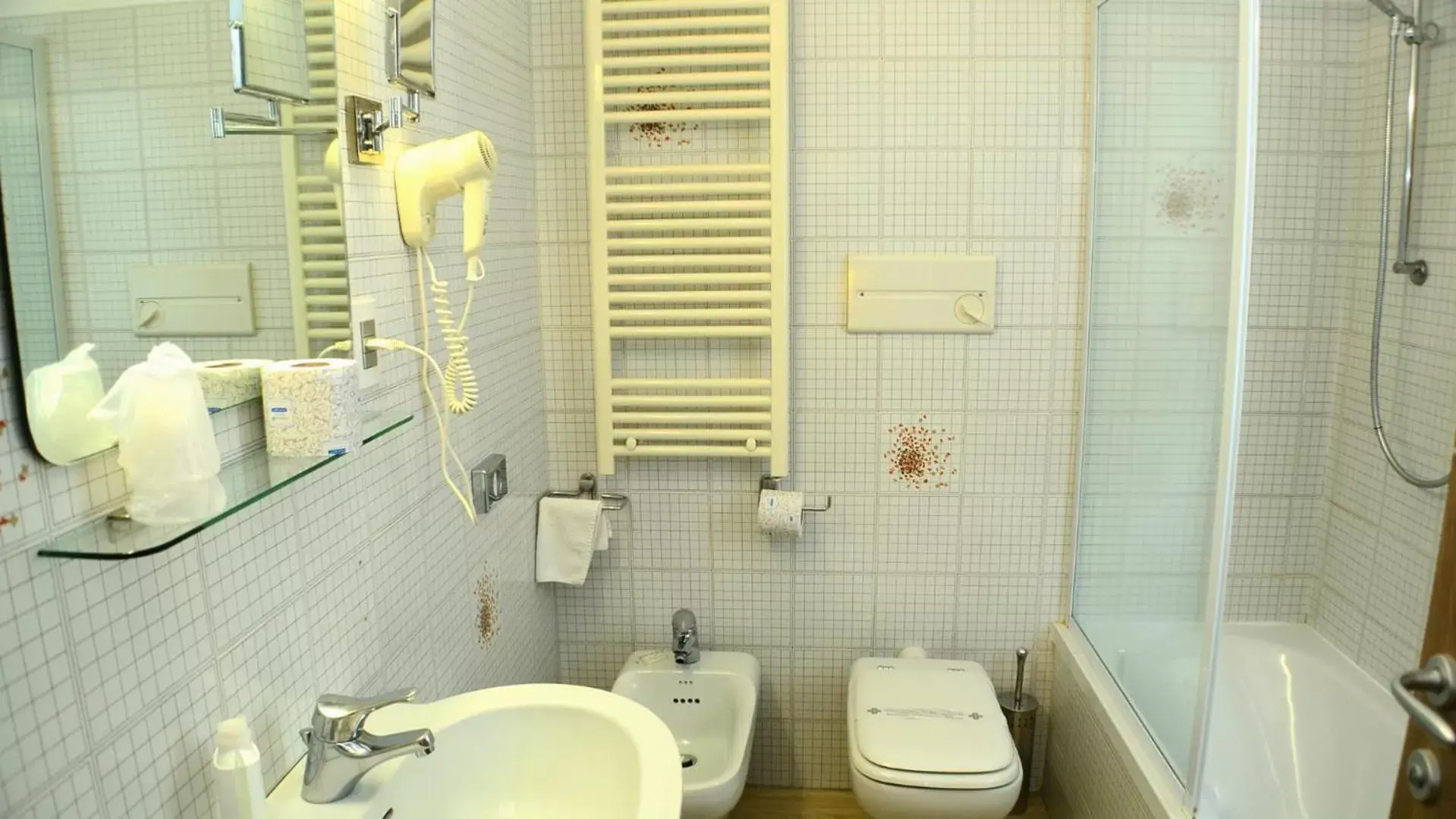 Bathroom in Best Quality Hotel Gran Mogol