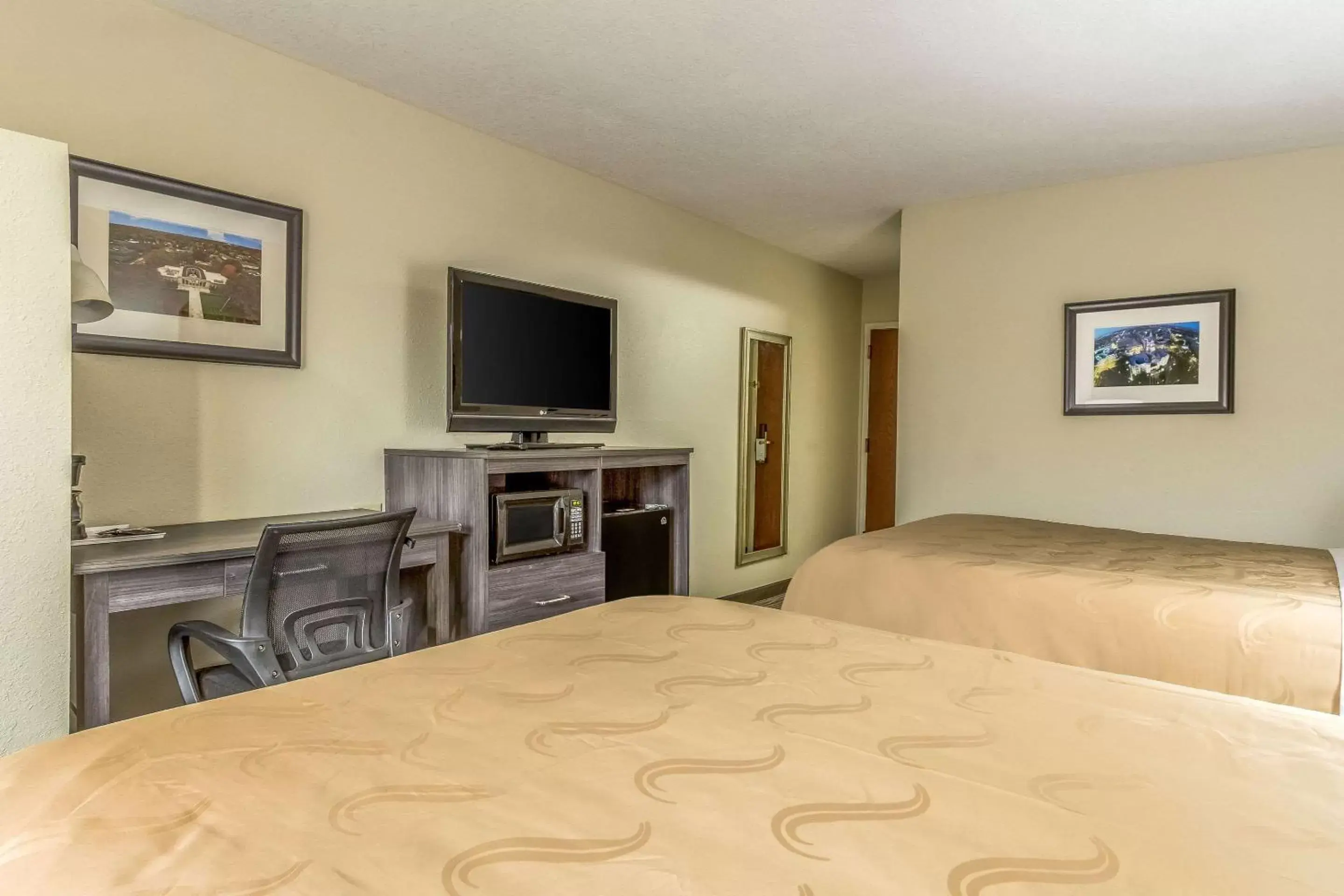 Photo of the whole room, Bed in Quality Inn & Suites North Lima - Boardman Photo of the whole room, Bed in Quality Inn & Suites North Lima - Boardman