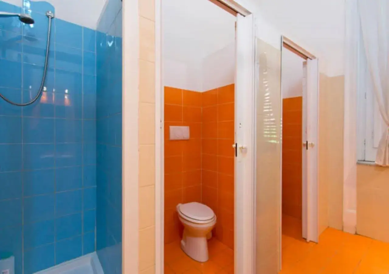 Shower, Bathroom in A Casa di Amici