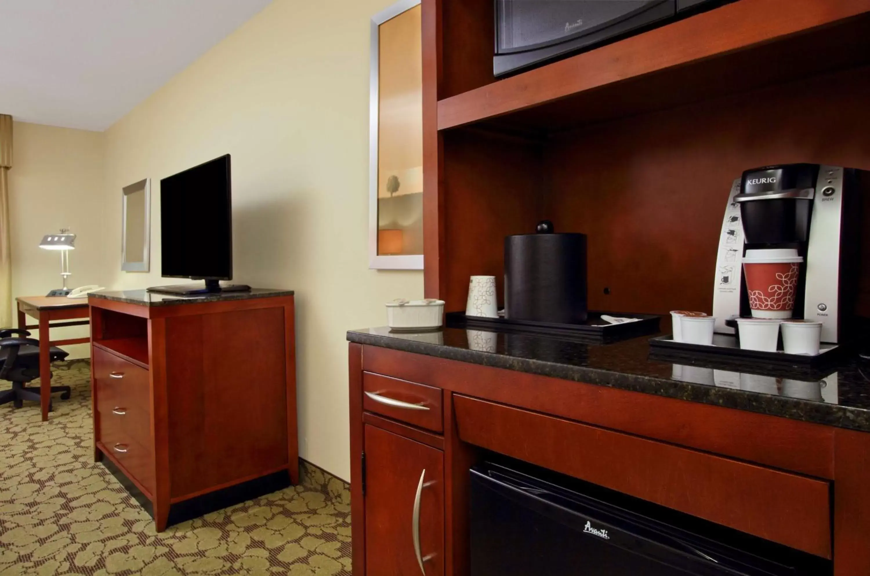 Bed, TV/Entertainment Center in Hilton Garden Inn Columbus Airport