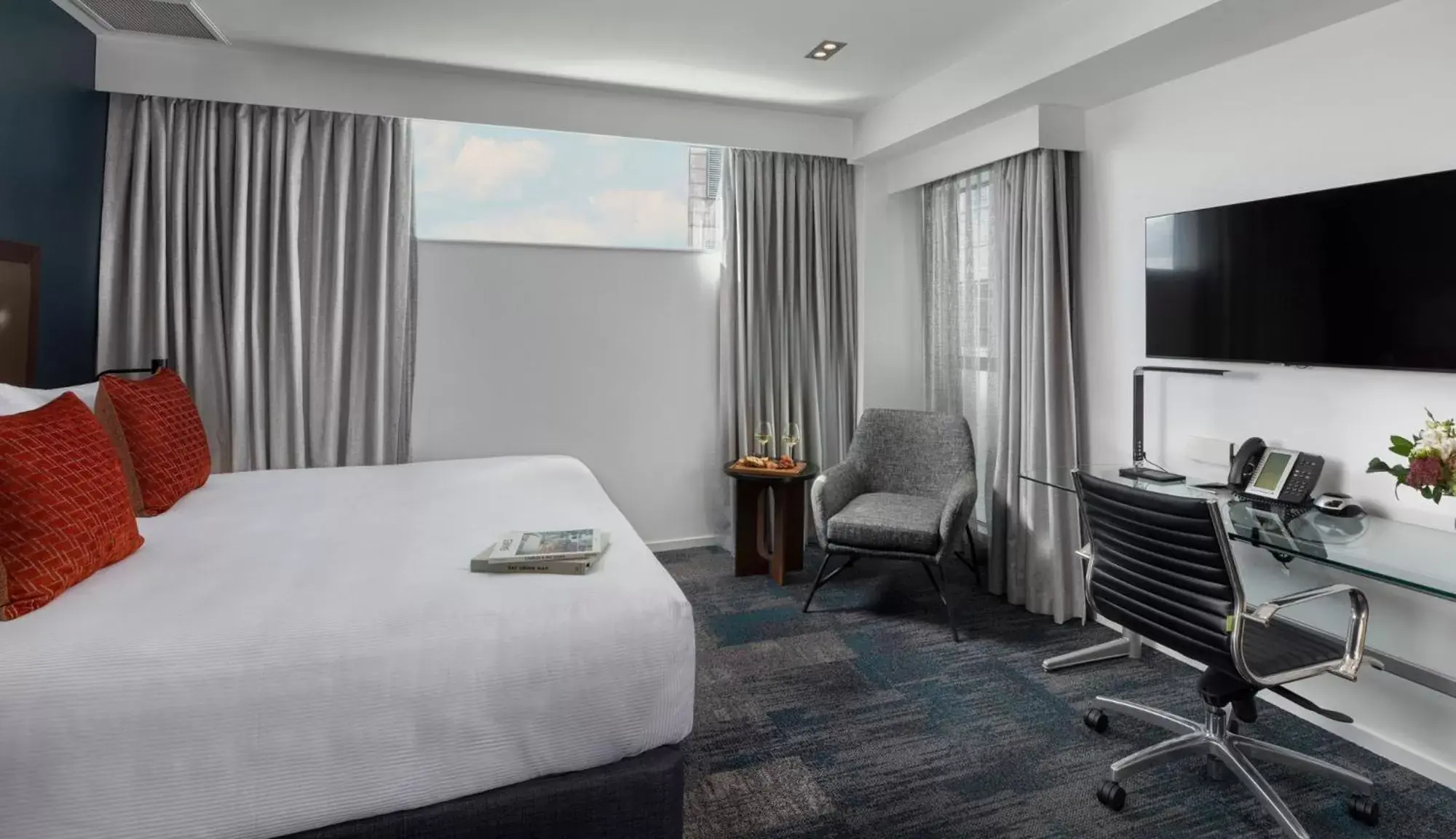 Bed, TV/Entertainment Center in Rydges Auckland