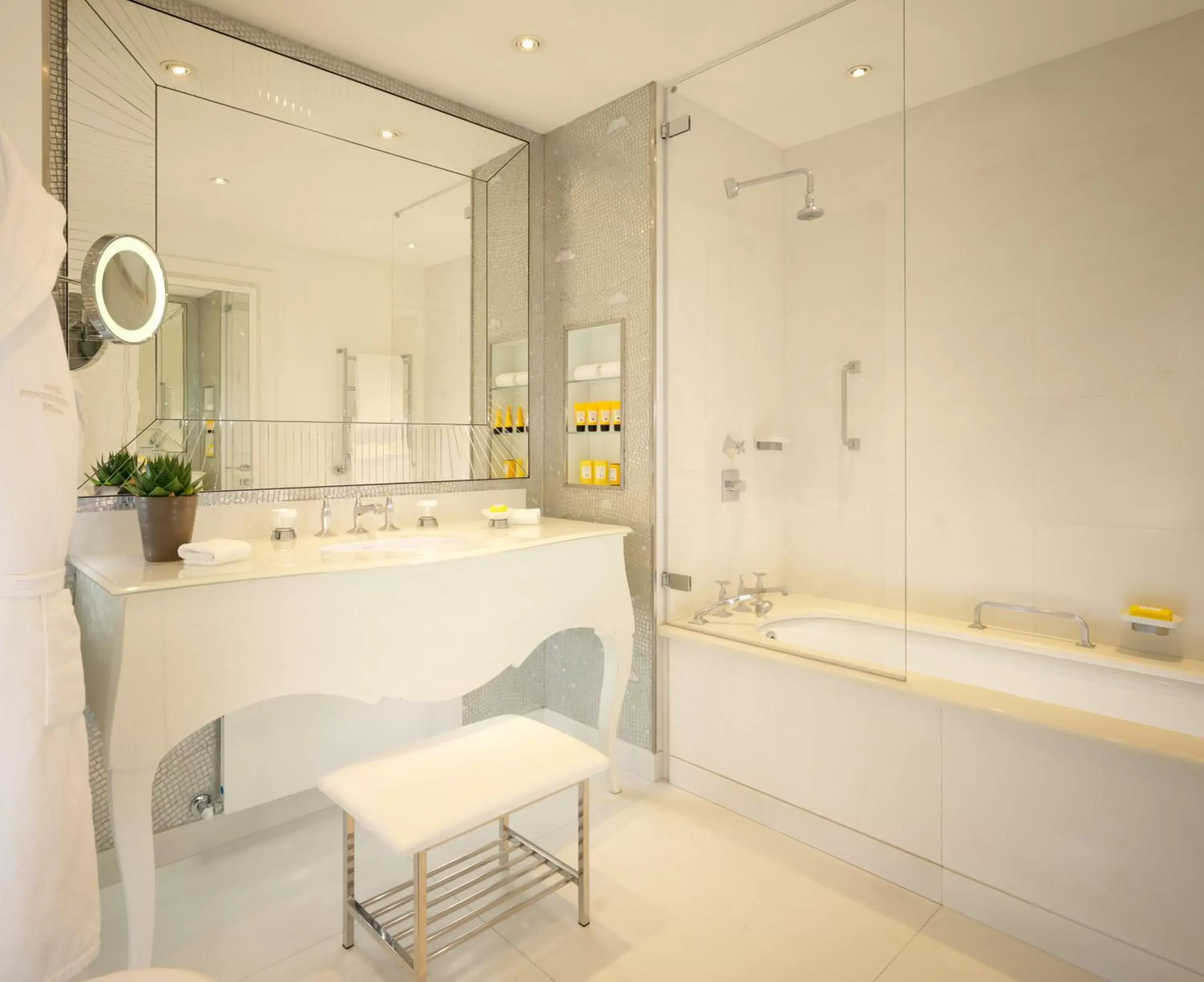 Bathroom in Hotel Principe Di Savoia - Dorchester Collection
