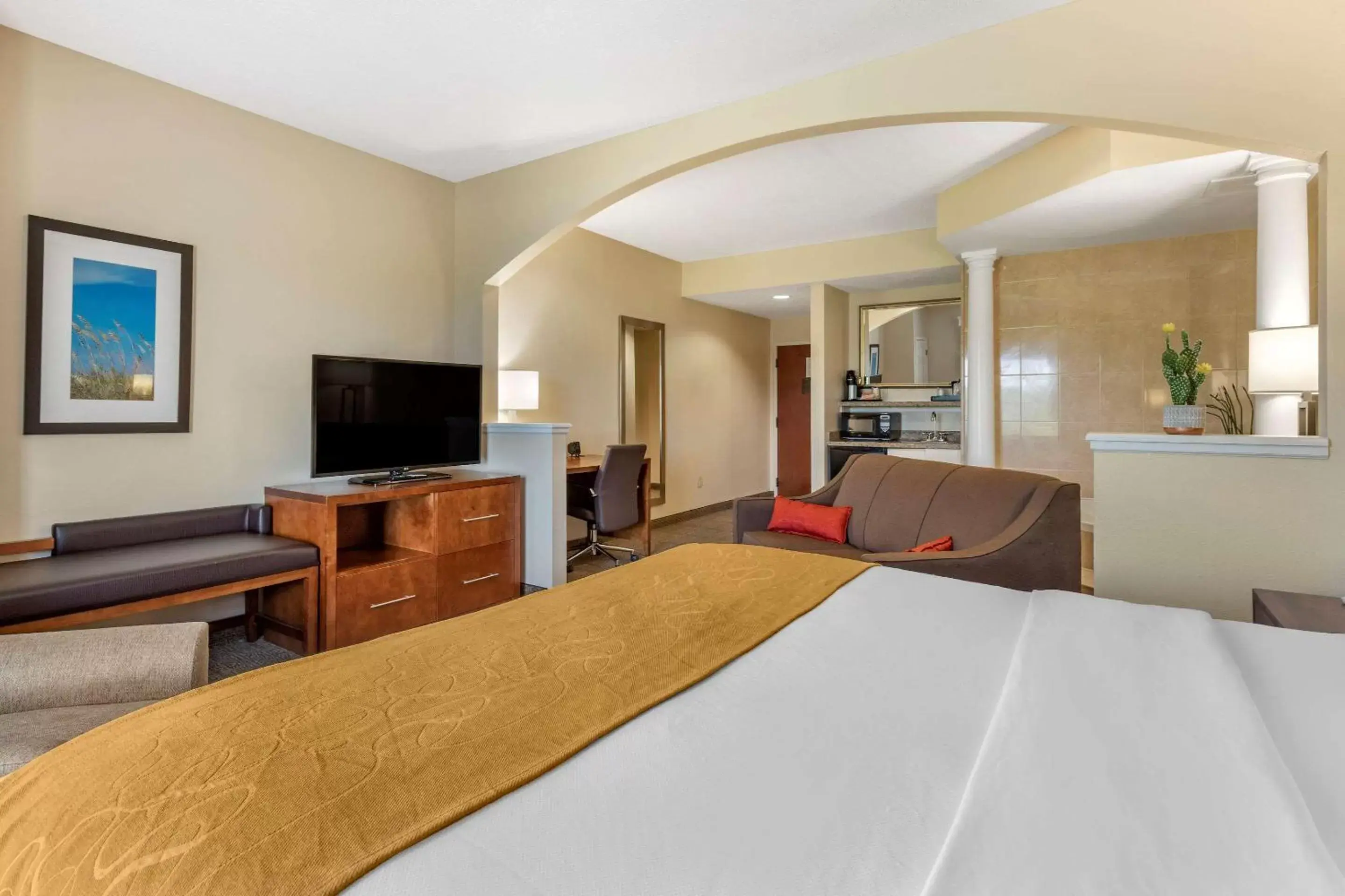 Bedroom, TV/Entertainment Center in Comfort Suites Myrtle Beach Central