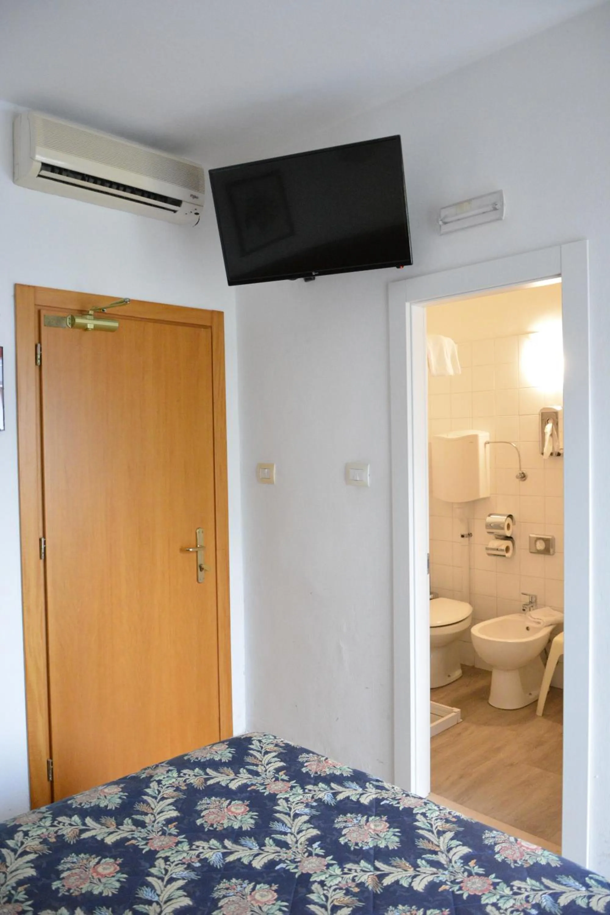 air conditioner, Bed in Hotel Primo