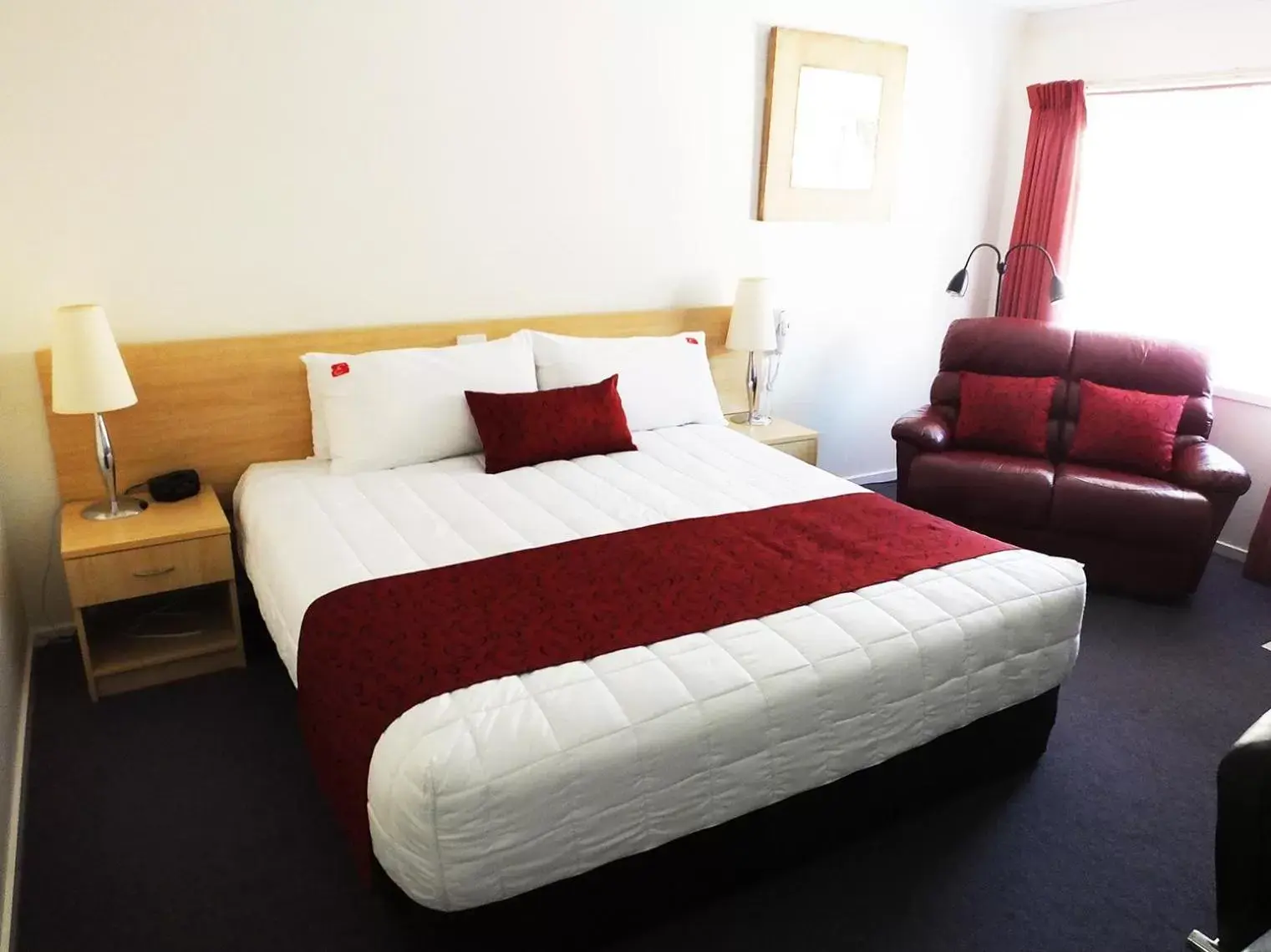 Photo of the whole room, Bed in Edinburgh Motor Inn