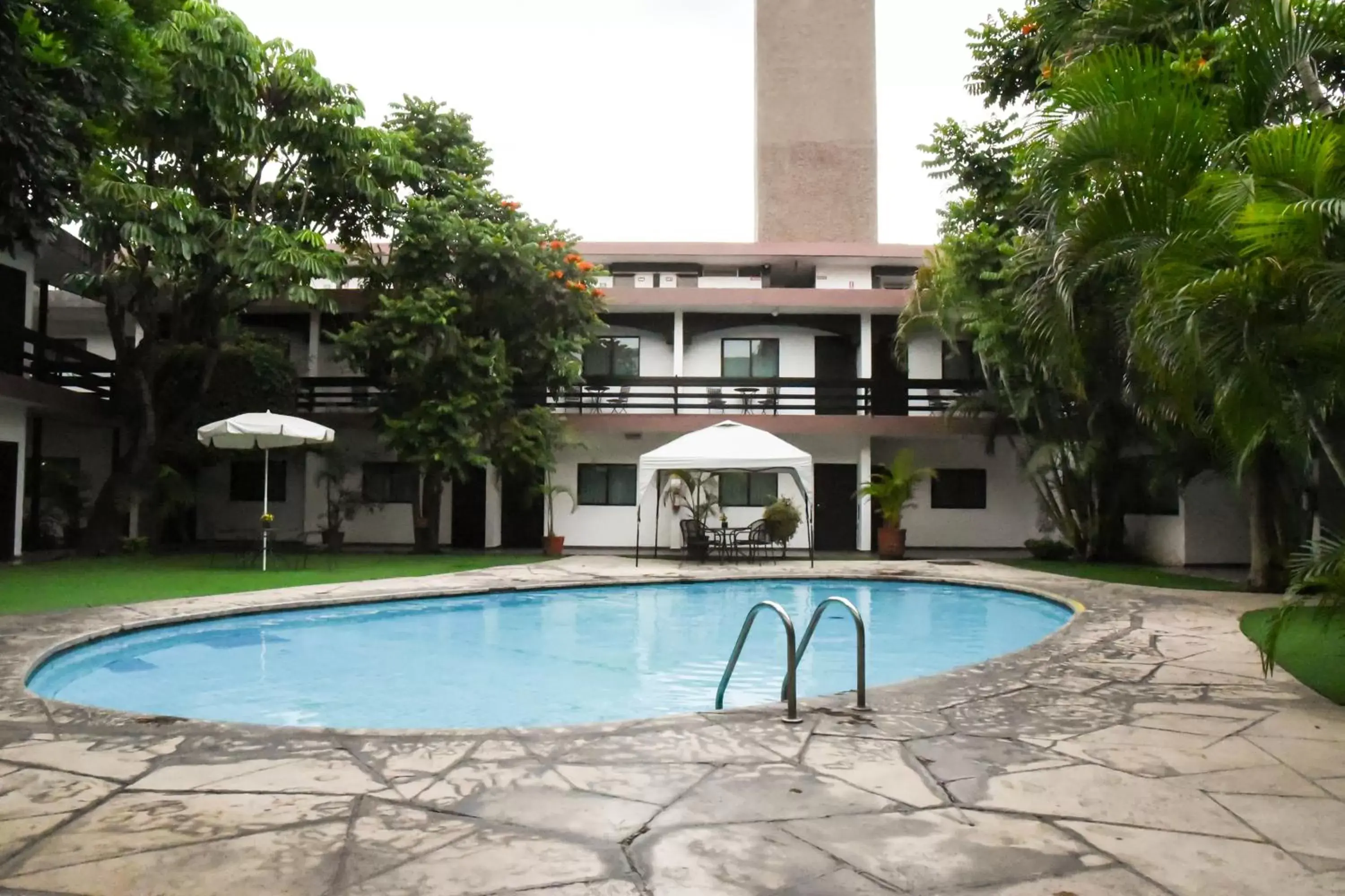 Swimming Pool in Hotel Expo Plaza