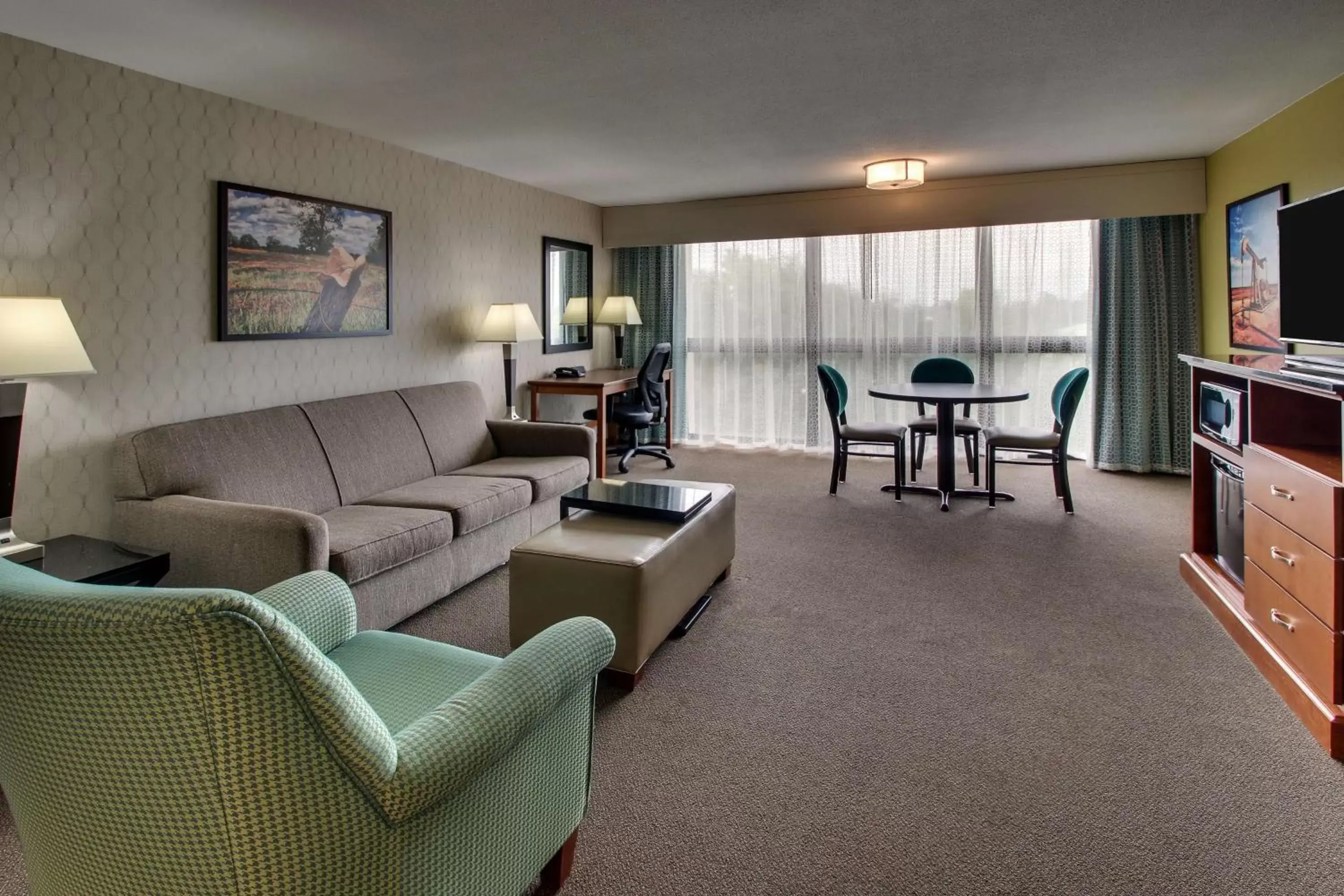 Photo of the whole room, Seating Area in Drury Inn & Suites Houston The Woodlands