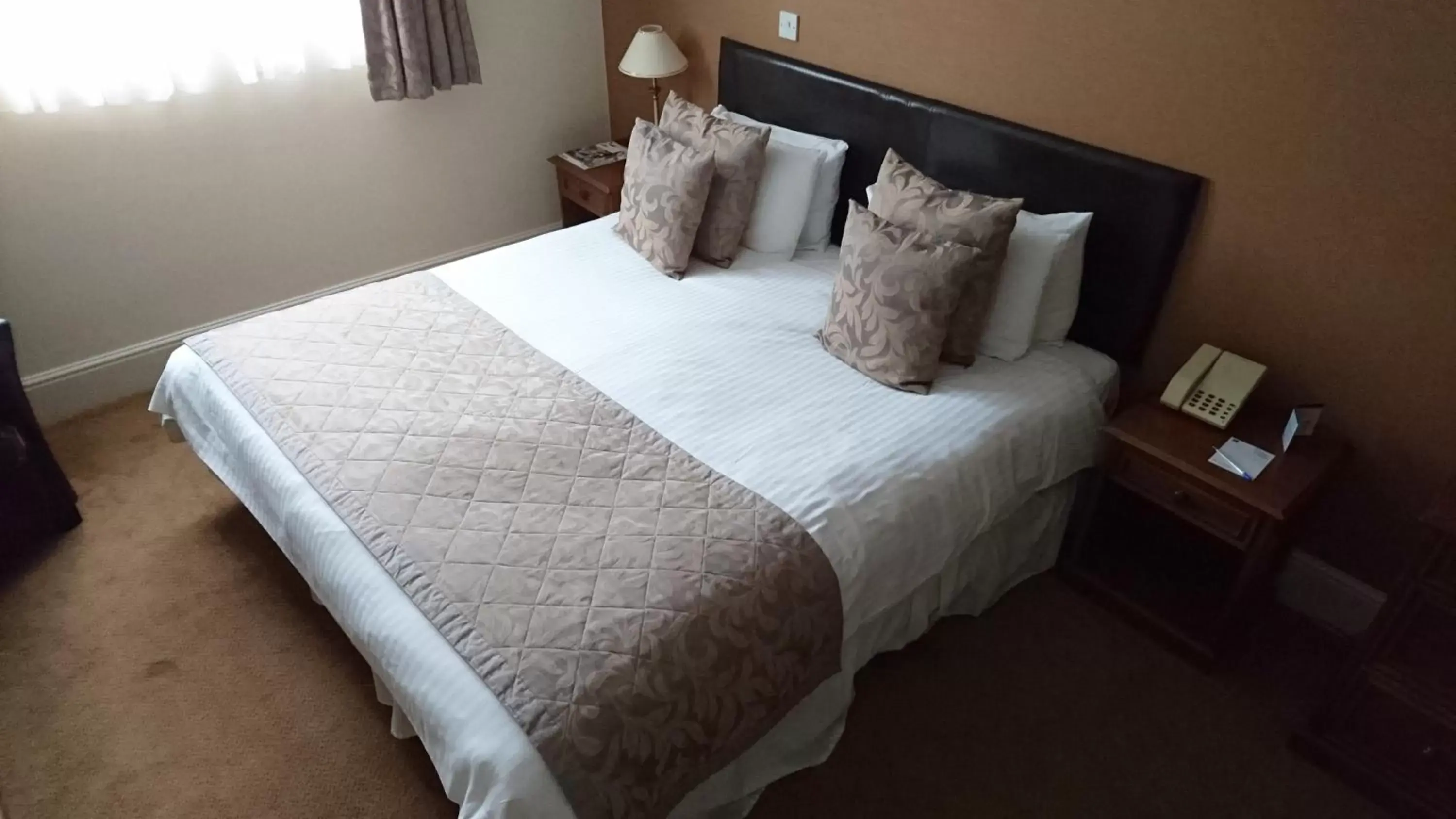 Bed in Best Western Manor Hotel