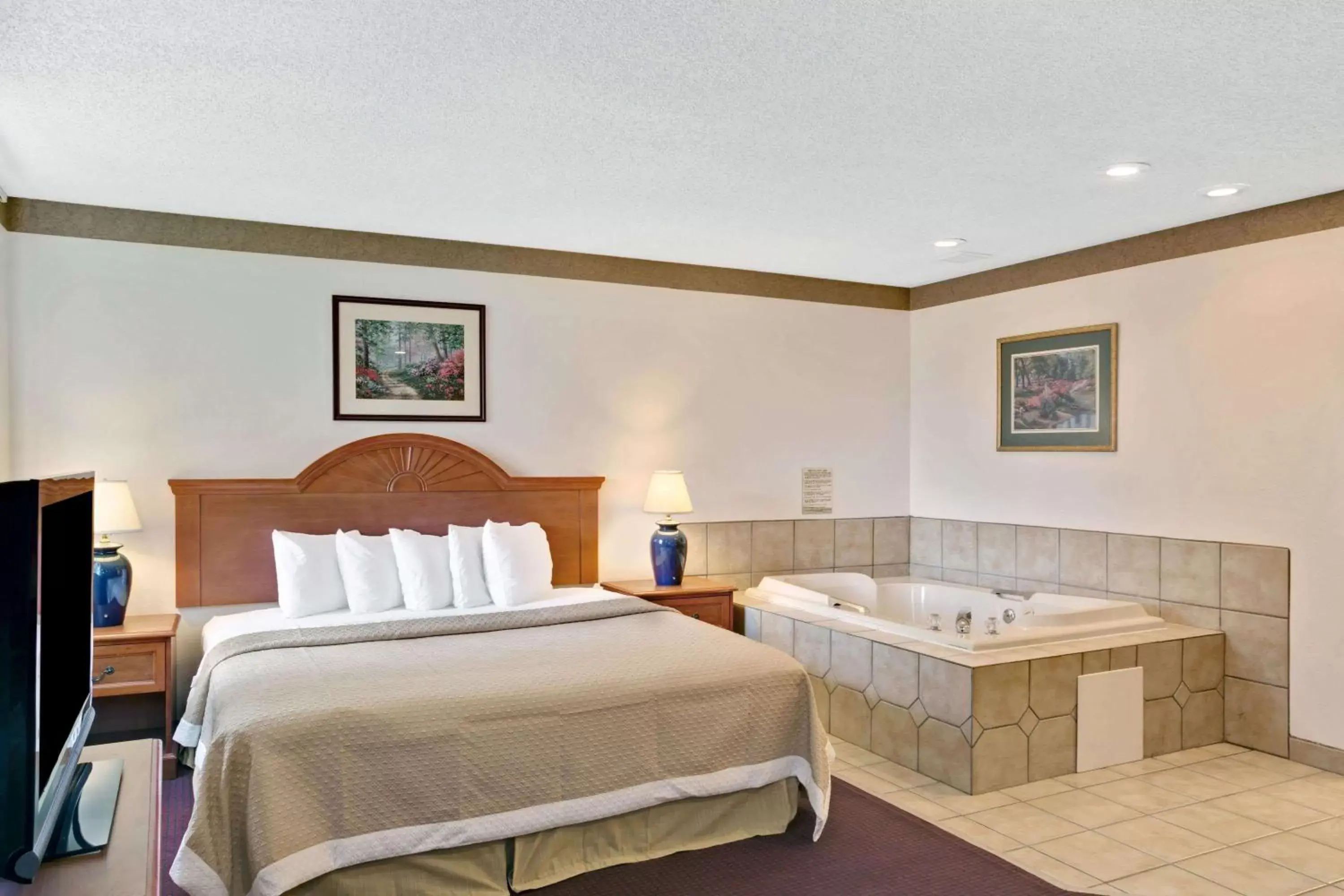 Photo of the whole room, Bed in Days Inn by Wyndham Clearfield