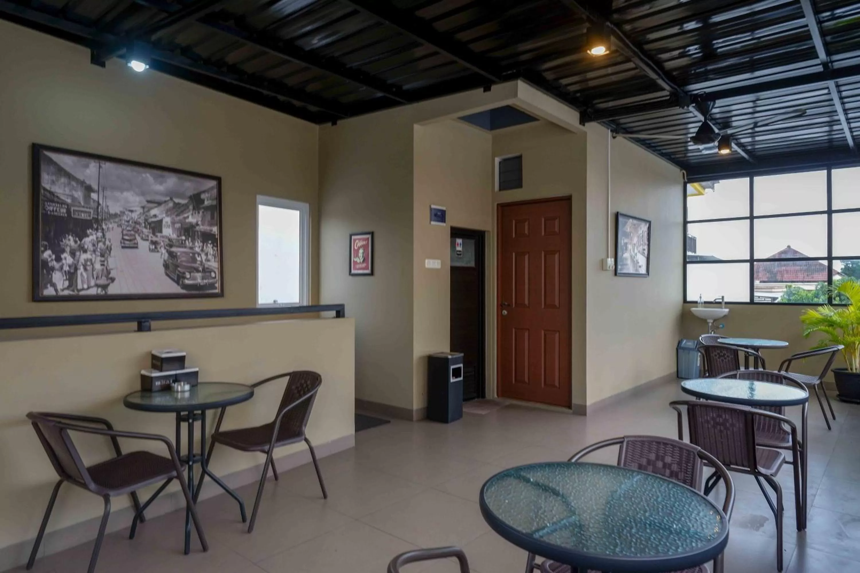 Lounge or bar in Sans Hotel Empress Simpang Lima