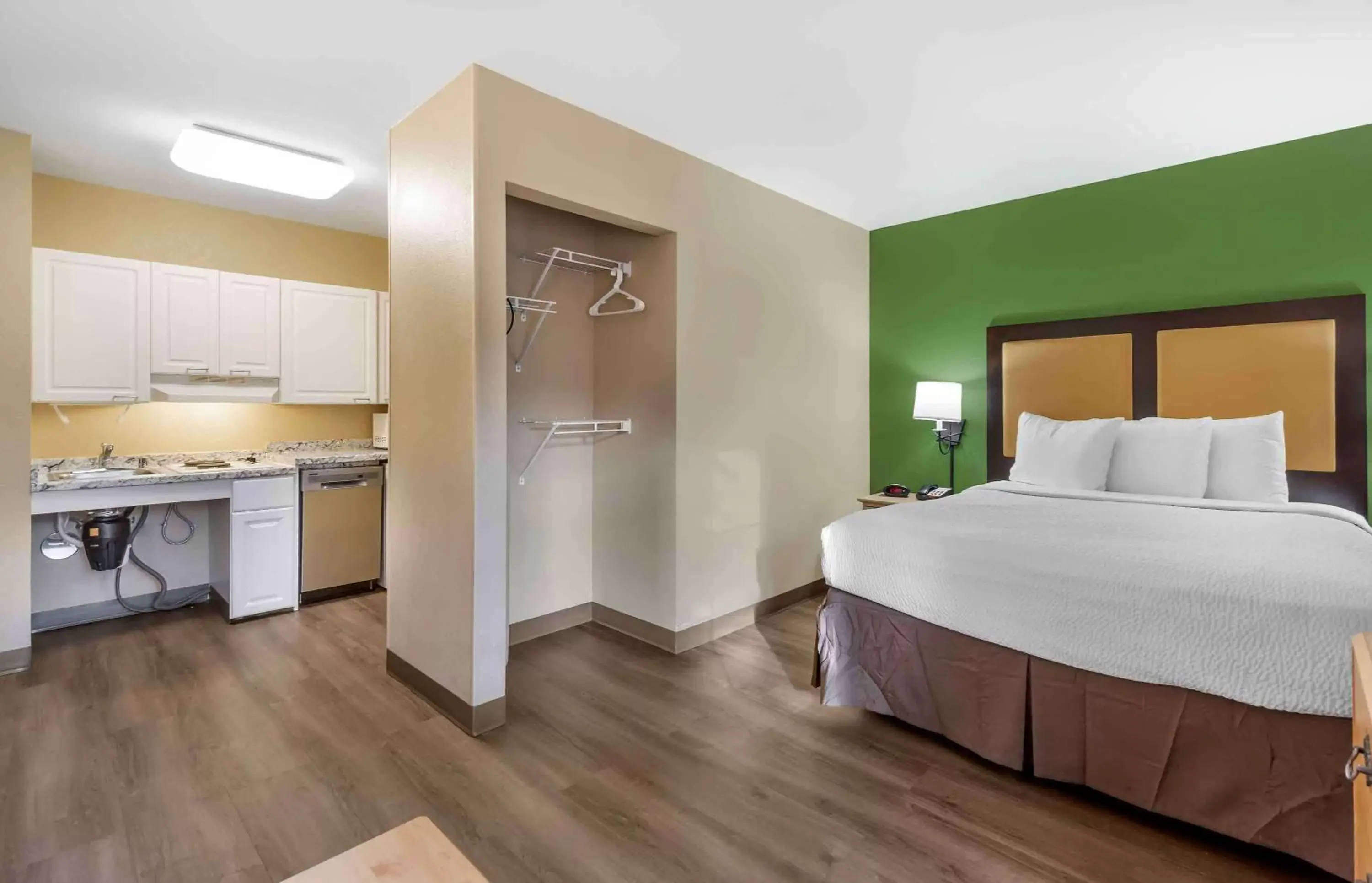 Bedroom, Bed in Extended Stay America Suites - Seattle - Bothell - Canyon Park