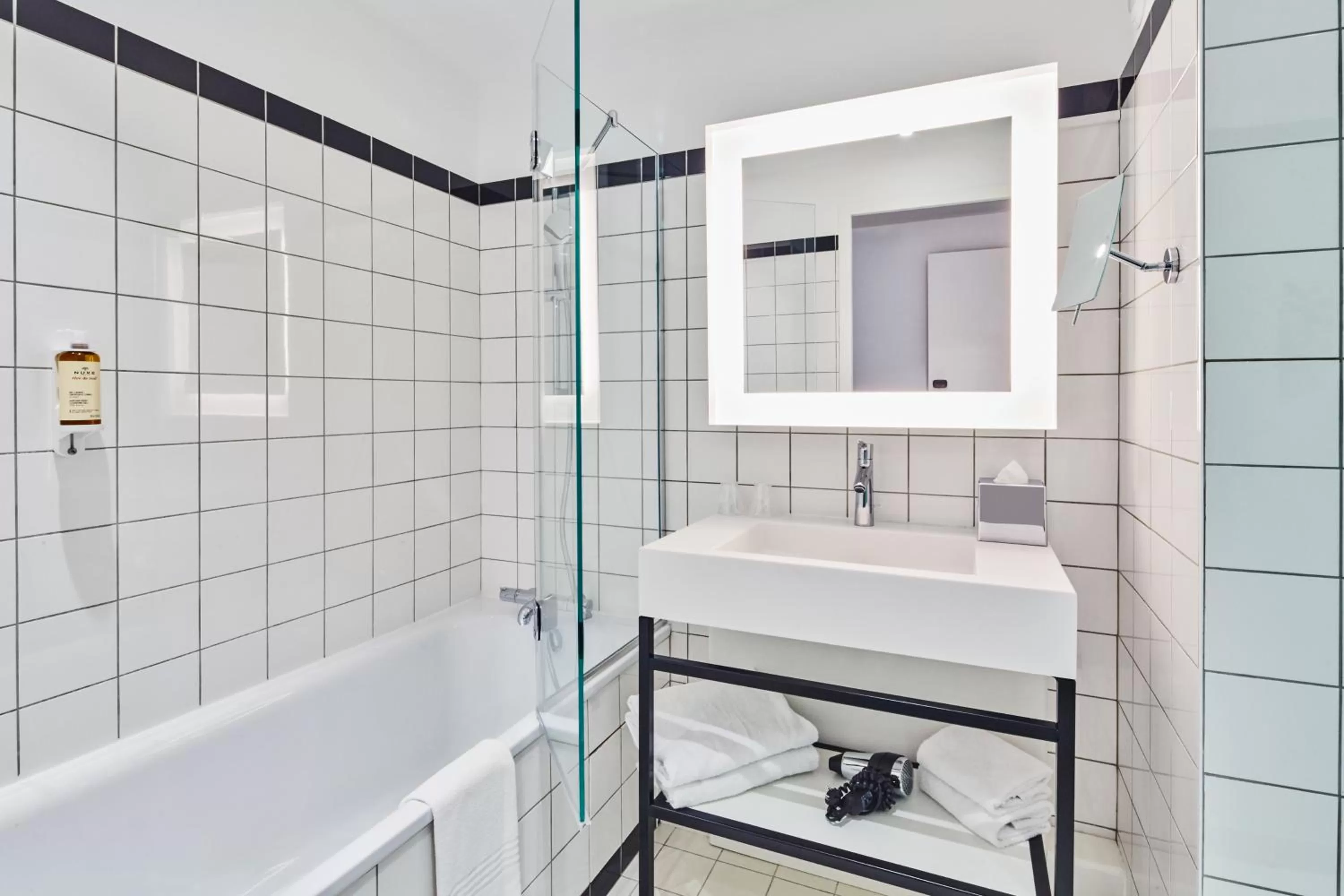 Bathroom in Mercure Paris Orly Airport