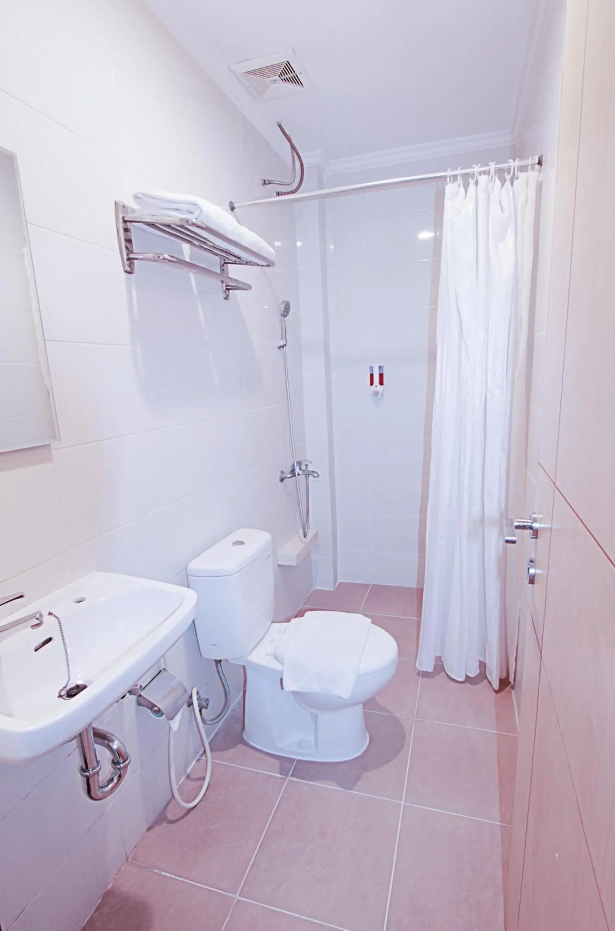 Shower, Bathroom in Maleosan Inn Manado