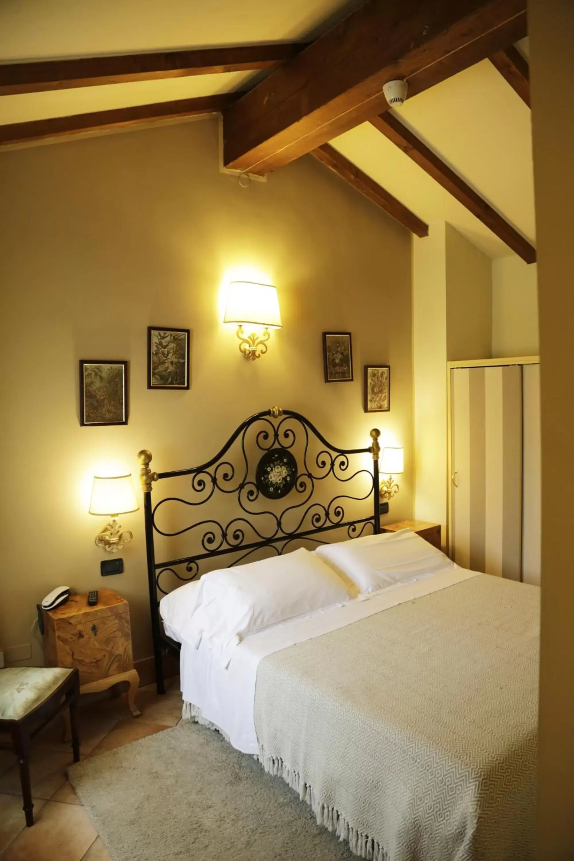 Bedroom, Bed in Albergo delle Drapperie