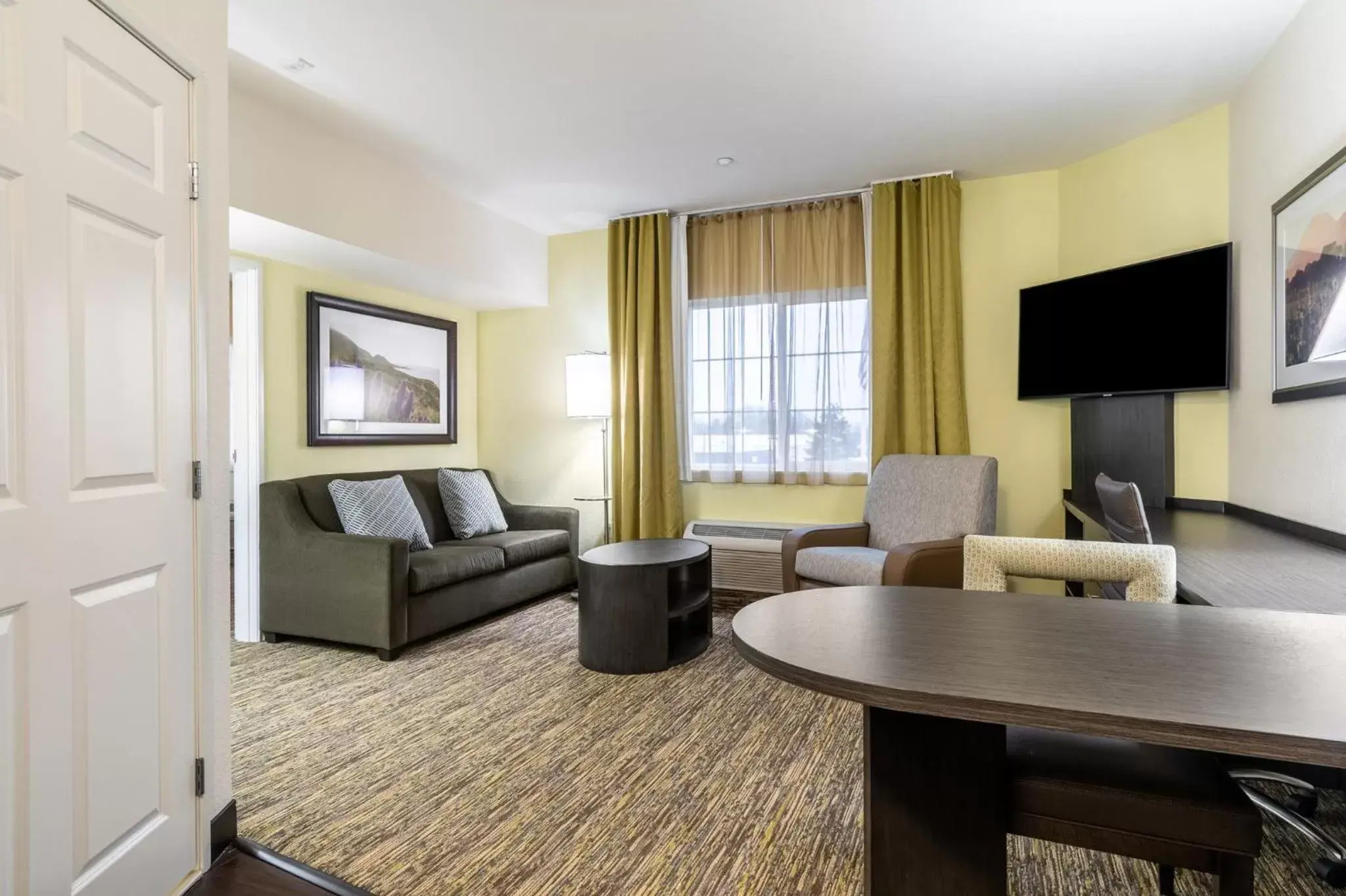 Photo of the whole room, Seating Area in Candlewood Suites Portland Airport, an IHG Hotel