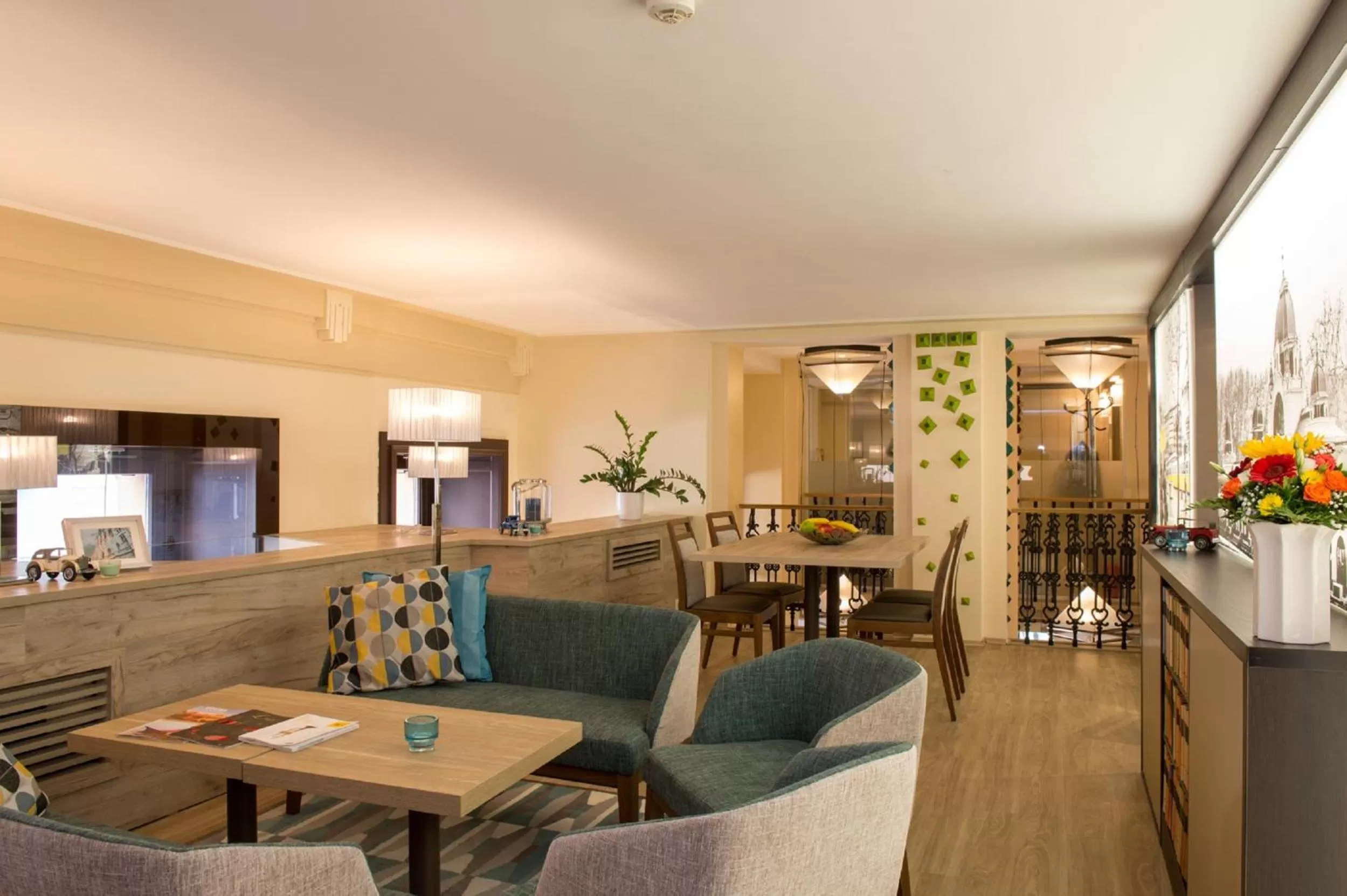 Restaurant/places to eat in Three Corners Hotel Art