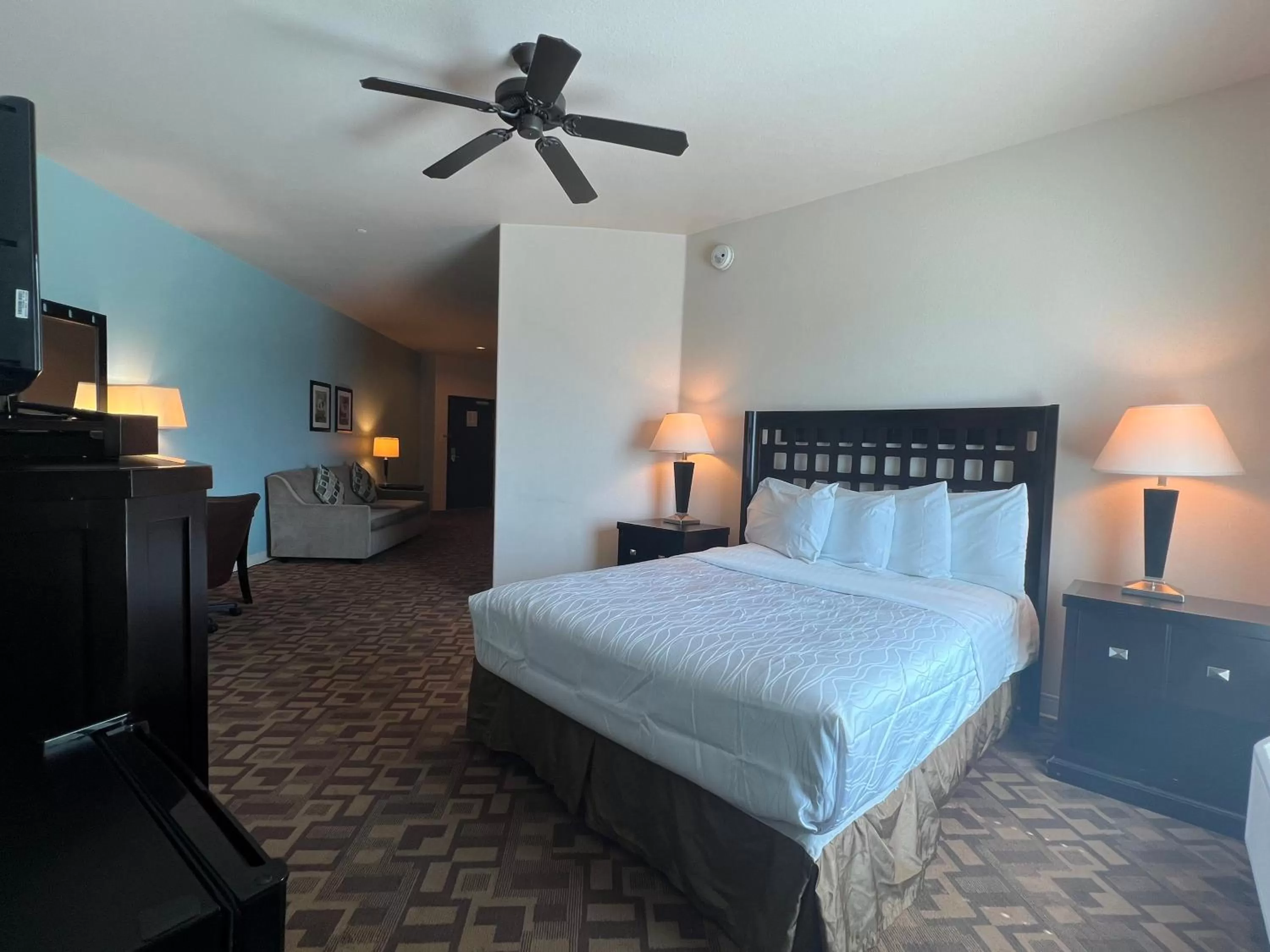 Photo of the whole room, Bed in Sunchase Inn & Suites