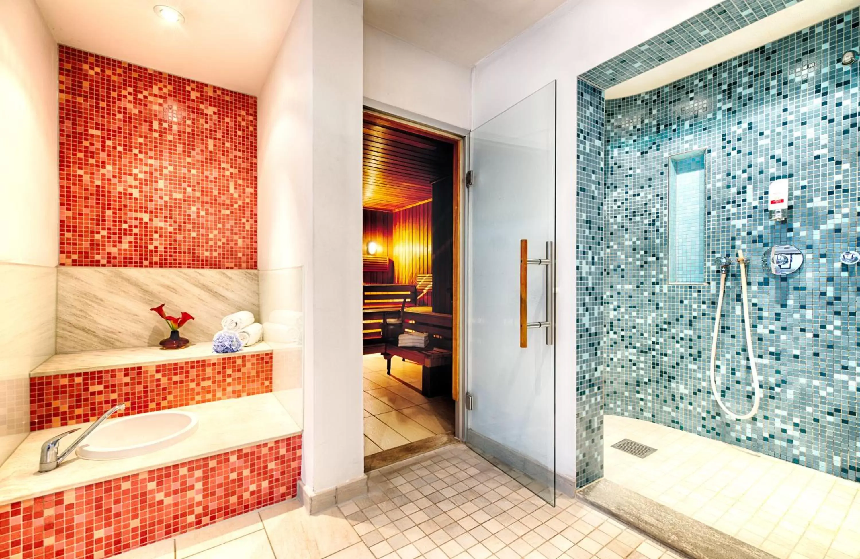 Spa and wellness centre/facilities, Bathroom in Leonardo Hotel & Residenz München