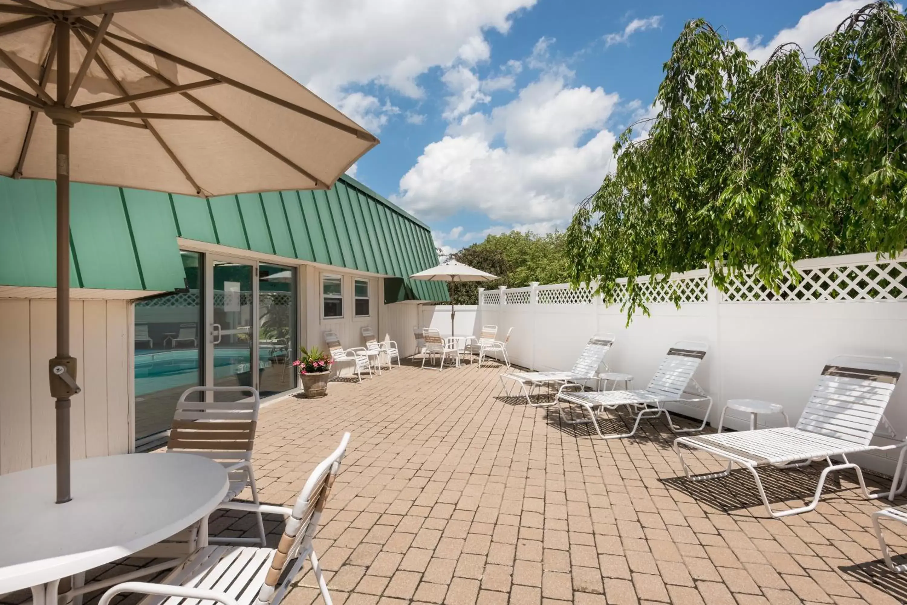 Patio in Ramada Plaza by Wyndham Portland