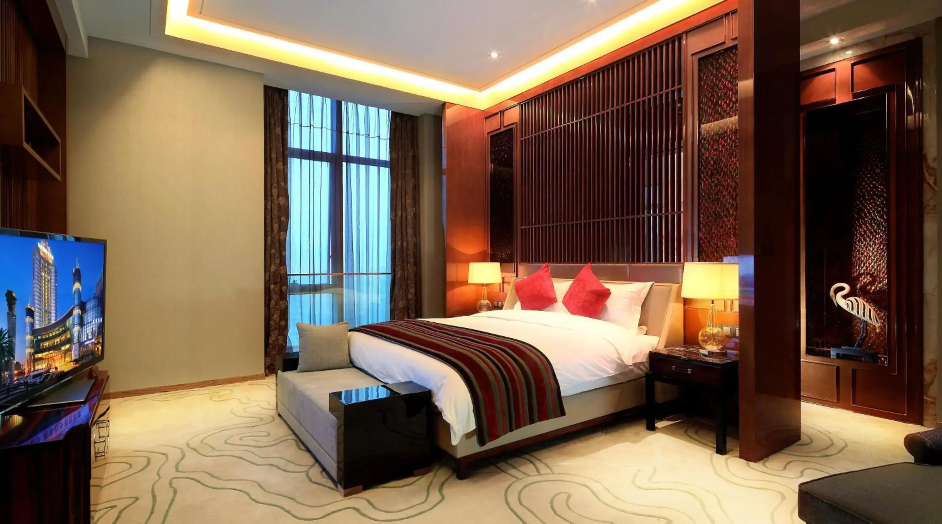 Bed in Crowne Plaza Taizhou, an IHG Hotel