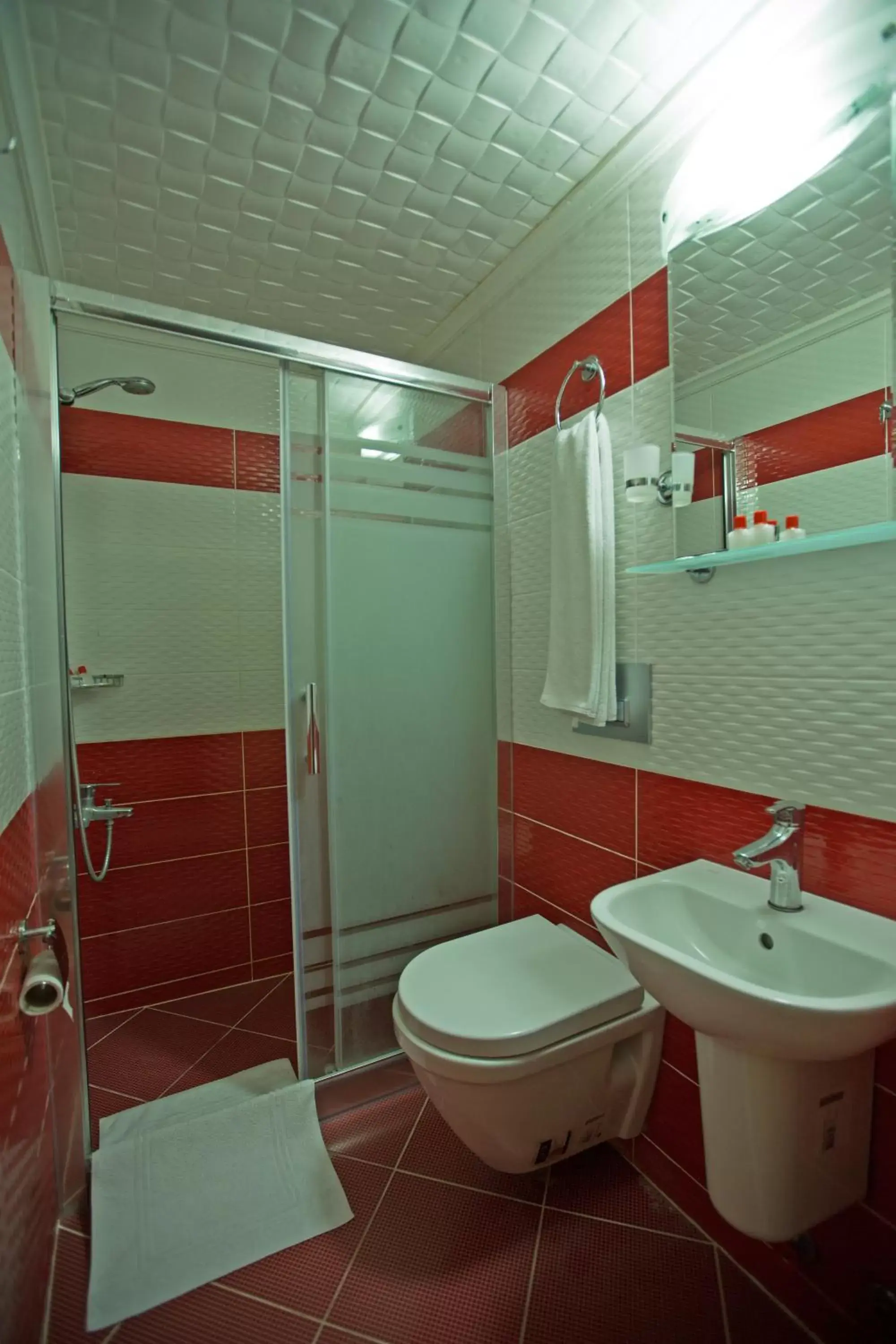 Bathroom in Sirkeci Emek Hotel