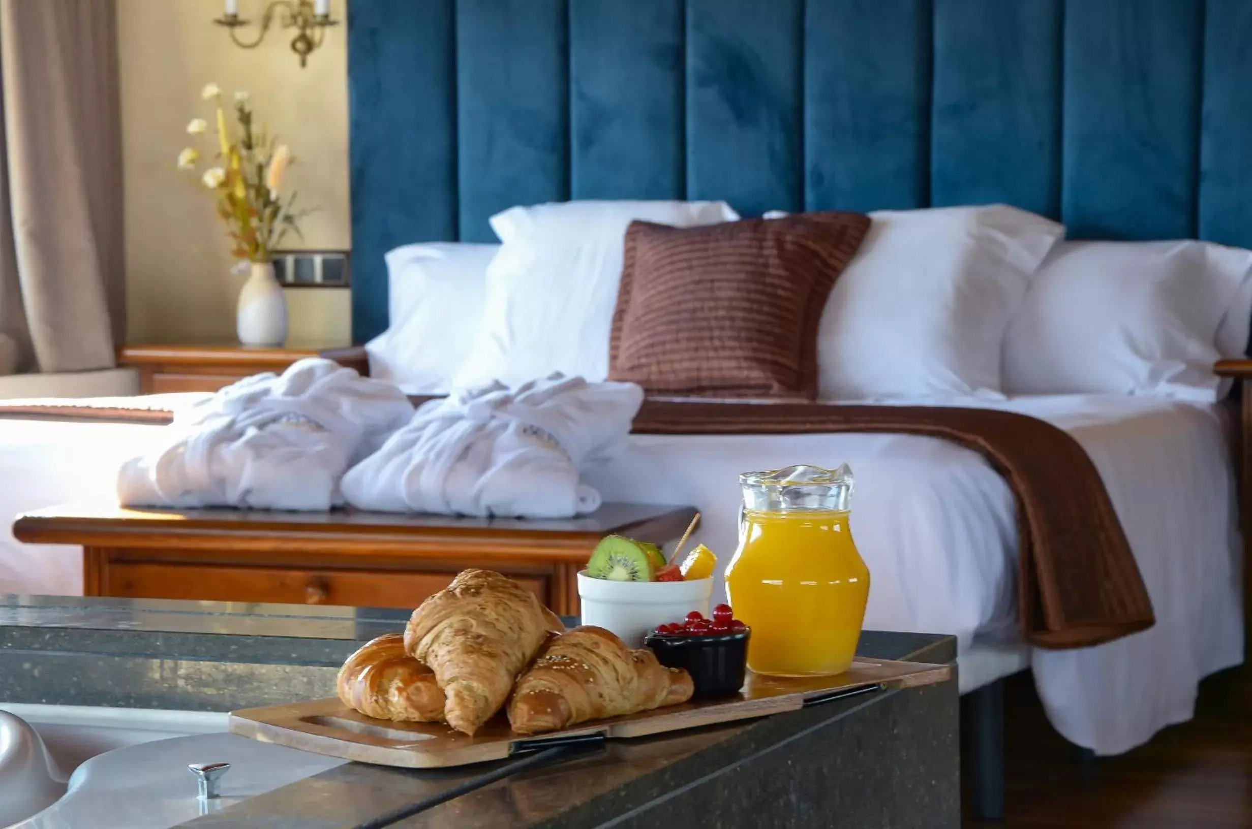 Bed, Breakfast in Hotel Roger de Flor by Seleqtta
