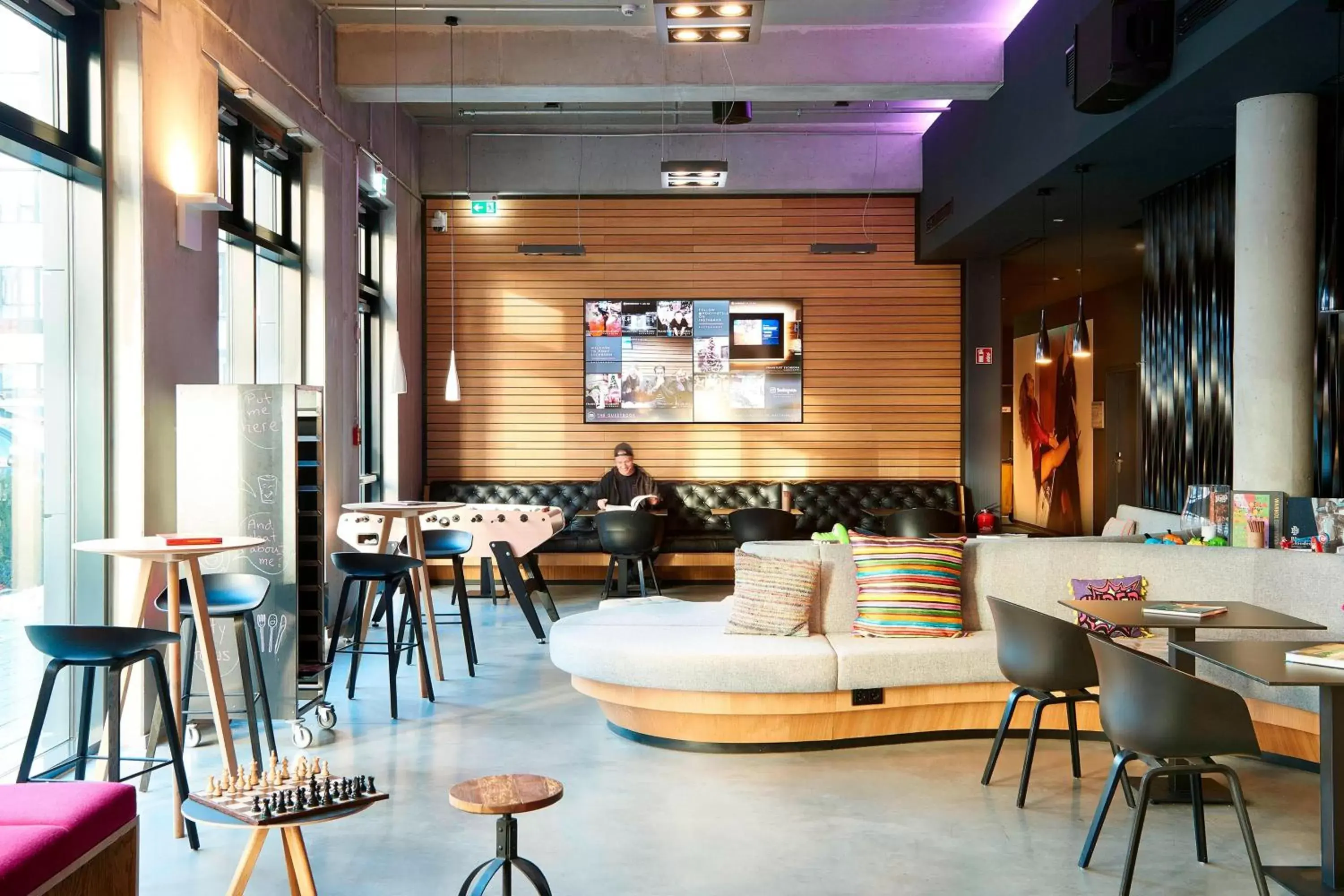 Living room, Restaurant/Places to Eat in Moxy Frankfurt Eschborn