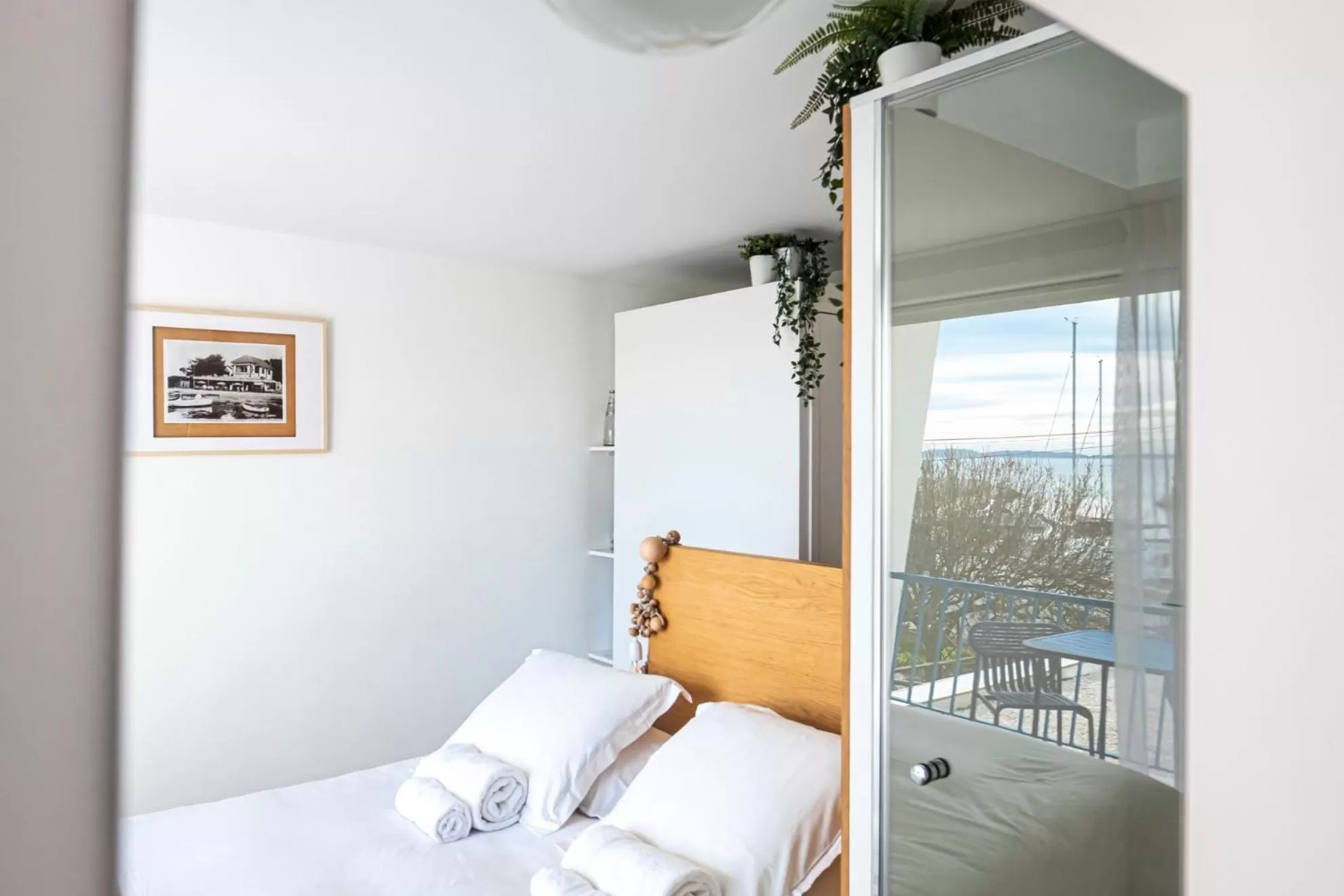 Bed in Hôtel La Reine Jane