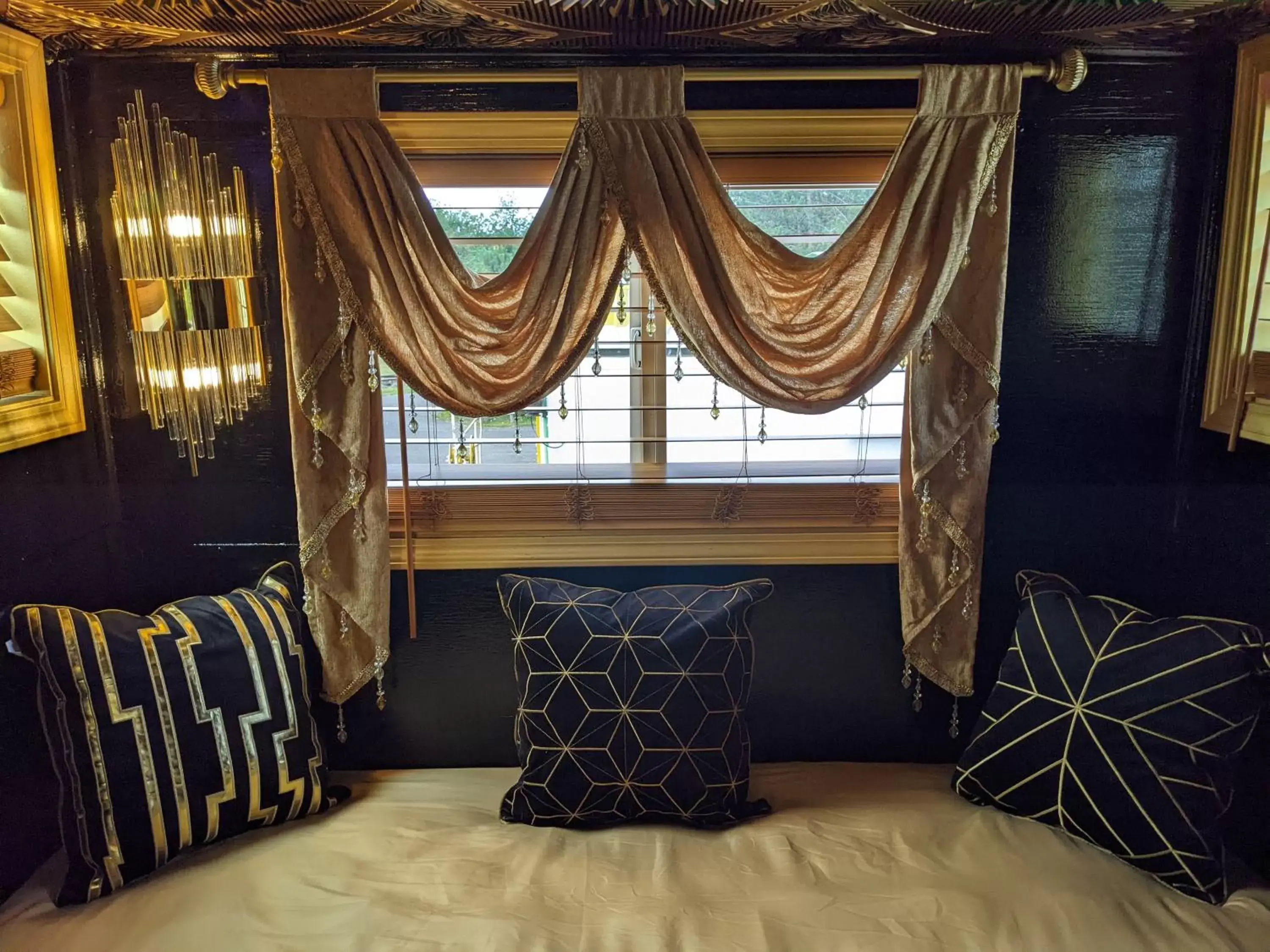 "Orient Express" - Queen Studio Private Caboose with Kitchen in Olympic Railway Inn "Orient Express" - Queen Studio Private Caboose with Kitchen in Olympic Railway Inn