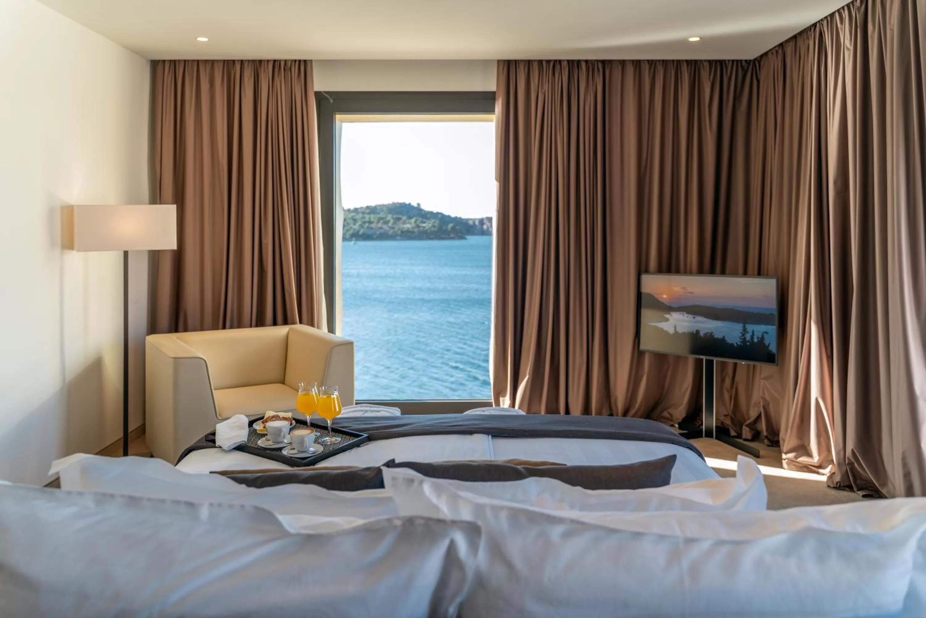 Sea view, Bed in Bellevue Superior City Hotel