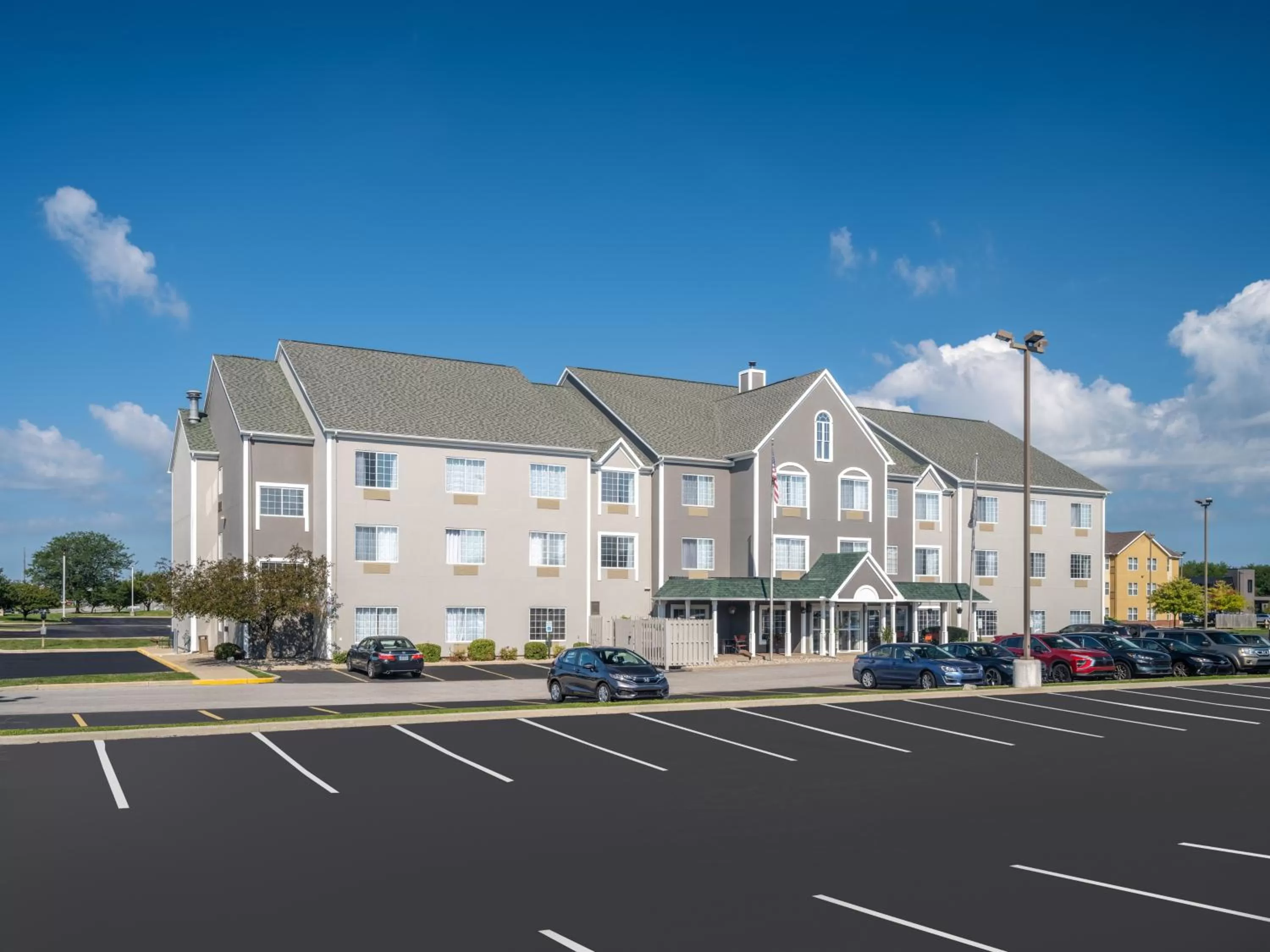 Property building in Country Inn & Suites by Radisson, Maumee - Toledo