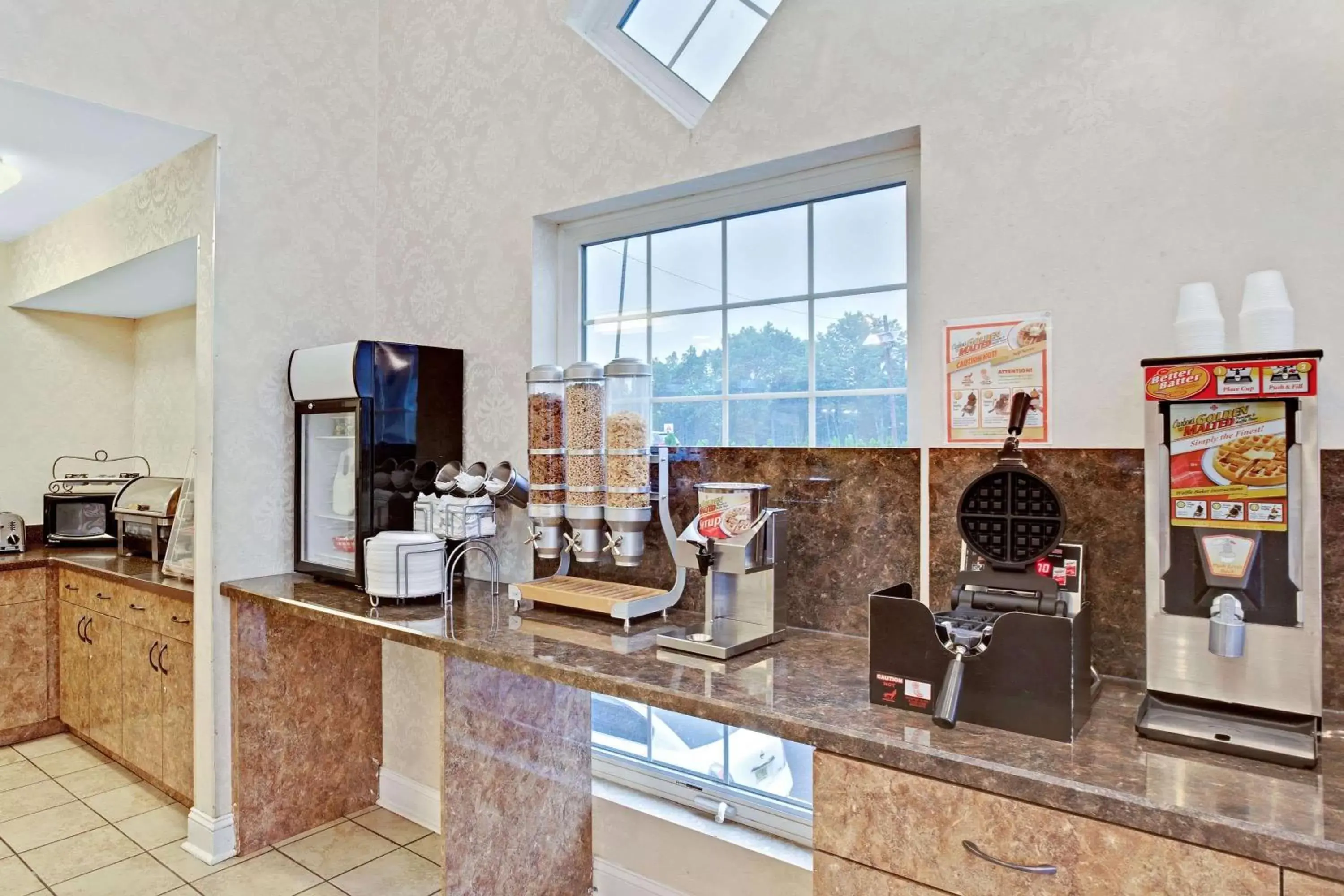 Restaurant/places to eat, Kitchen/Kitchenette in Howard Johnson by Wyndham Blackwood Near Philadelphia