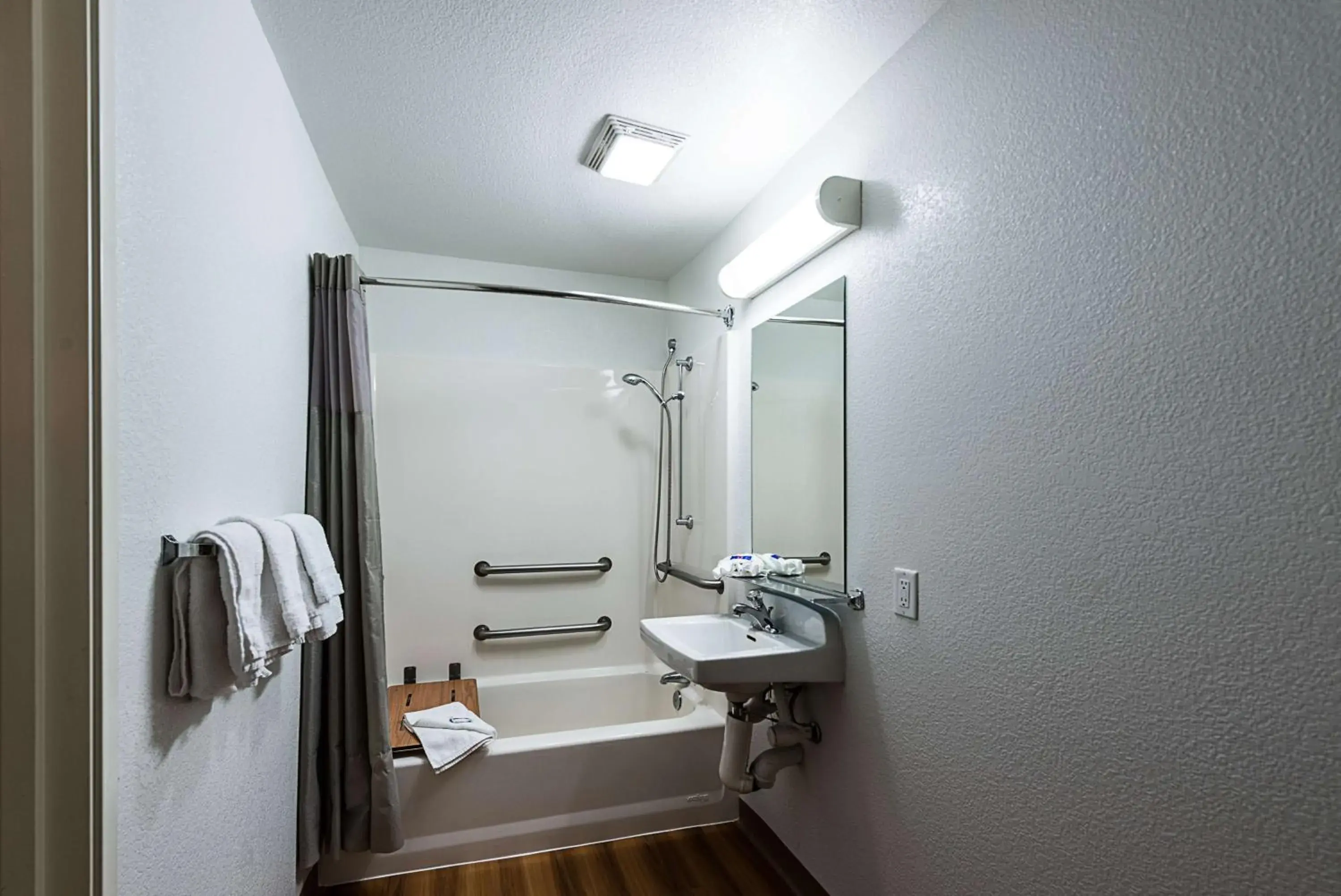 Shower, Bathroom in Motel 6-Sparks, NV - Airport - Sparks