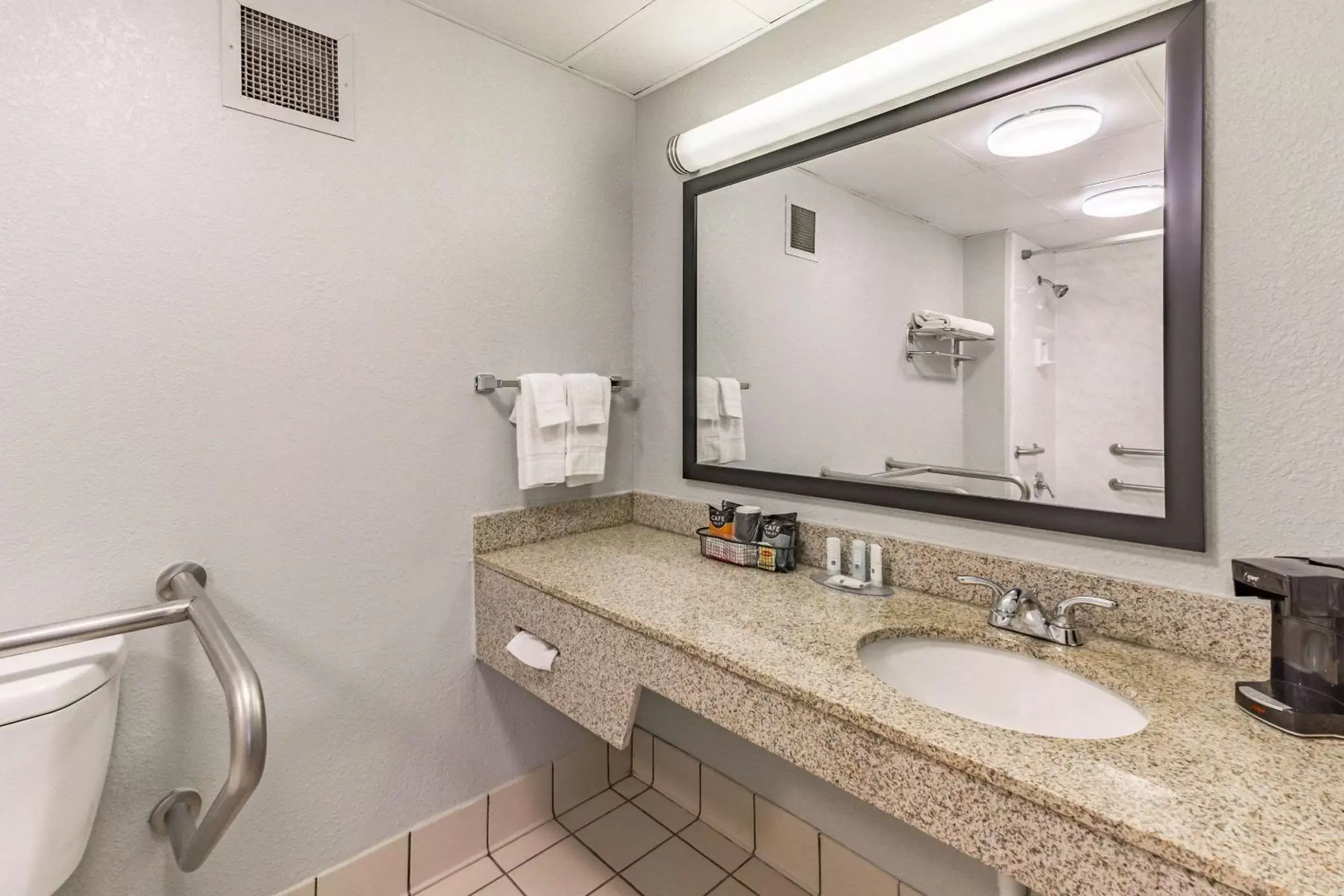 Bathroom in Quality Inn Goodlettsville