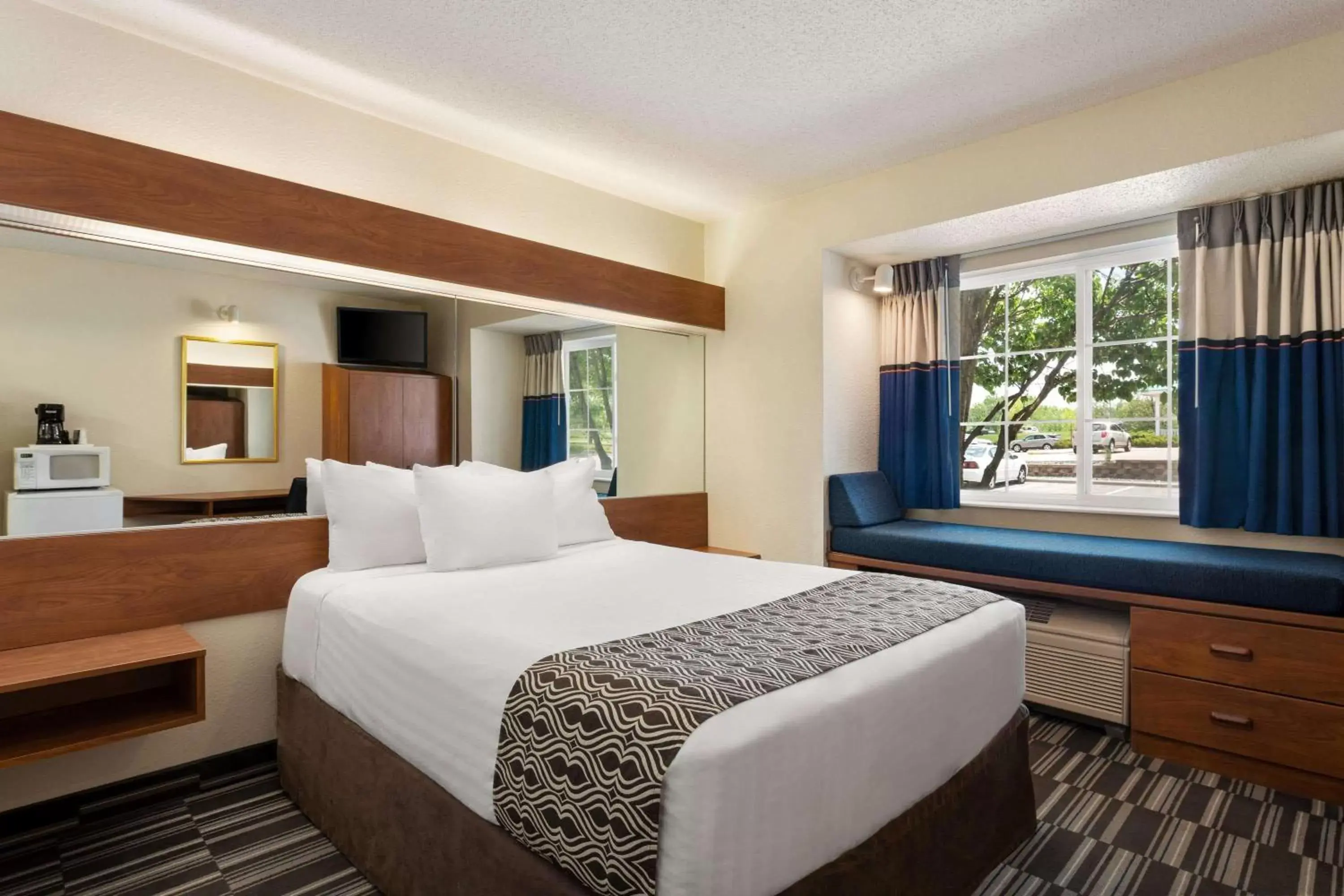 Photo of the whole room, Bed in Microtel Inn and Suites - Inver Grove Heights