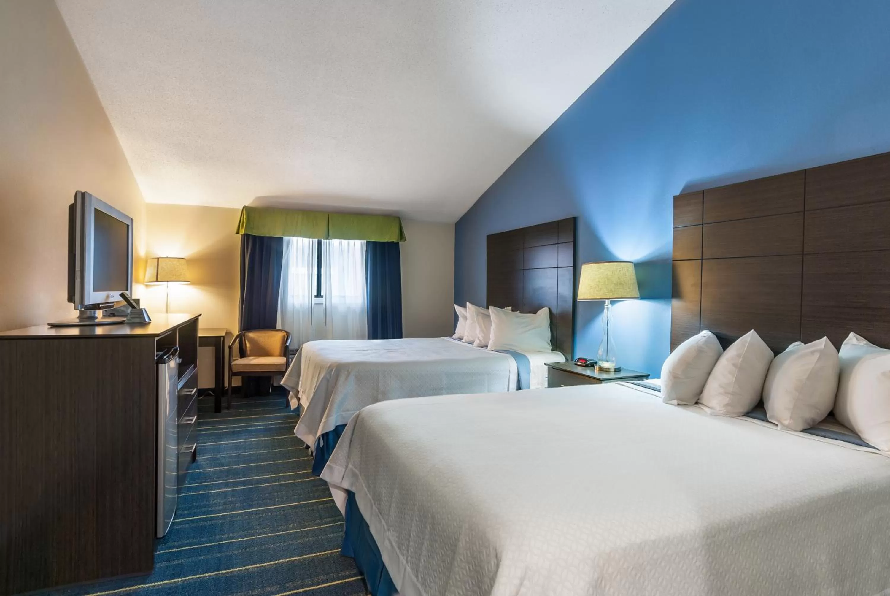 Bedroom, Bed in Days Inn by Wyndham Tamworth