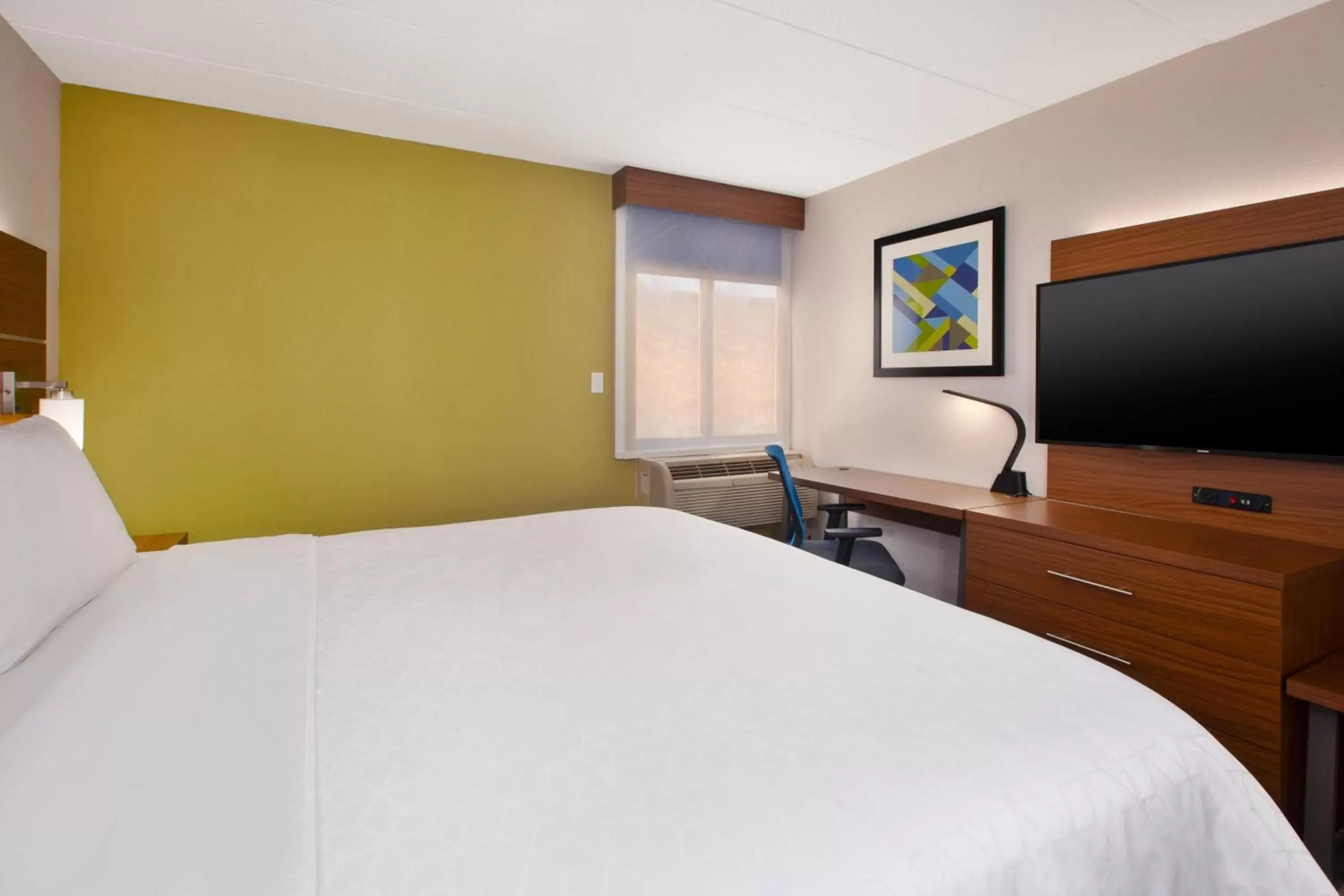 Photo of the whole room, Bed in Holiday Inn Express Fairfax-Arlington Boulevard, an IHG Hotel