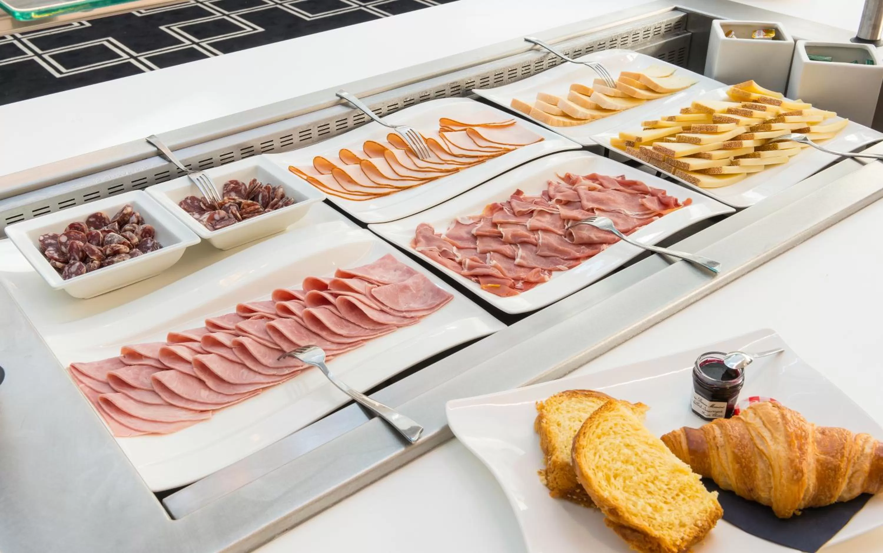 Breakfast in Mercure Nancy Centre Gare