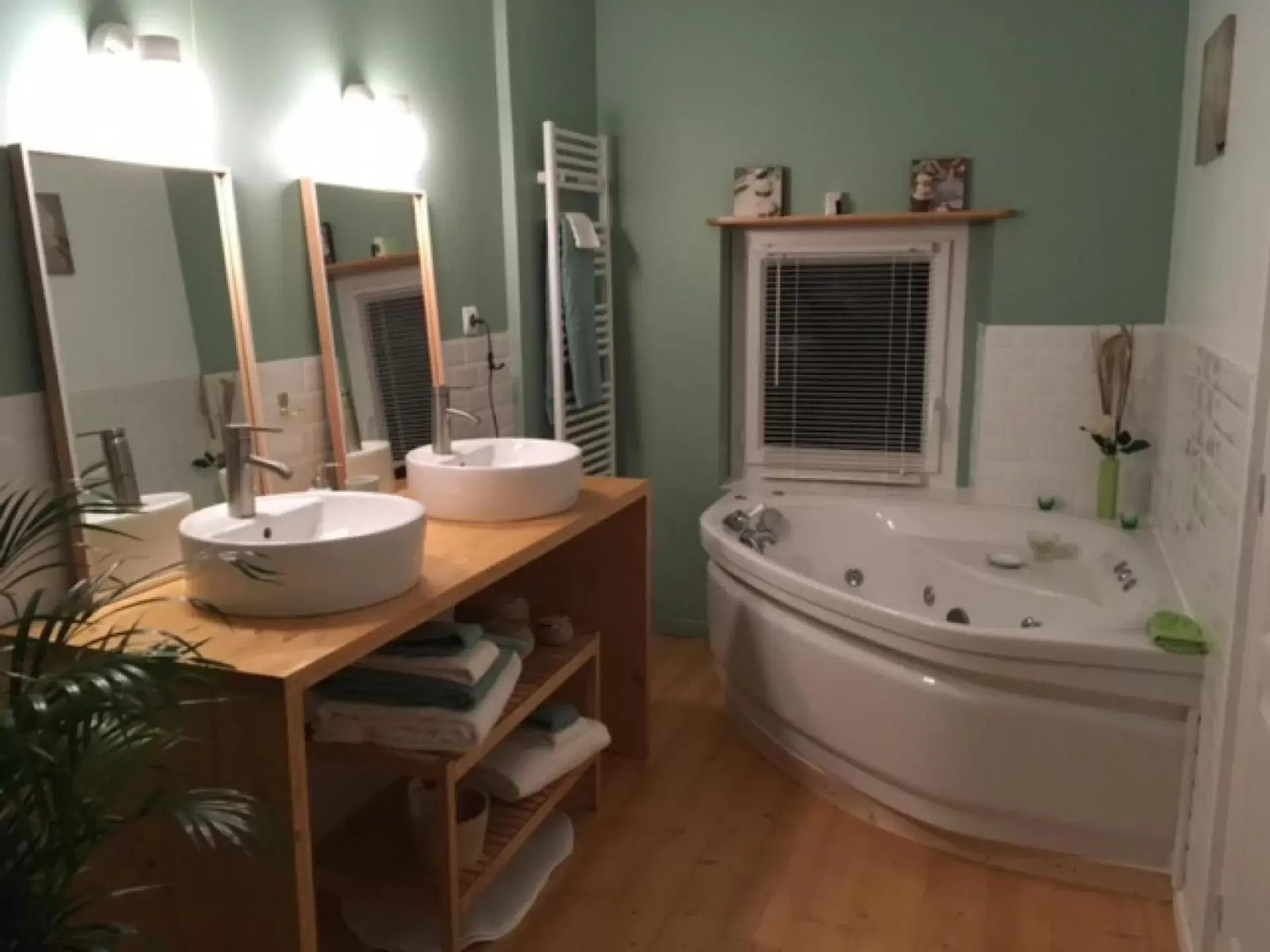 Hot Tub, Bathroom in Les Bouyeres