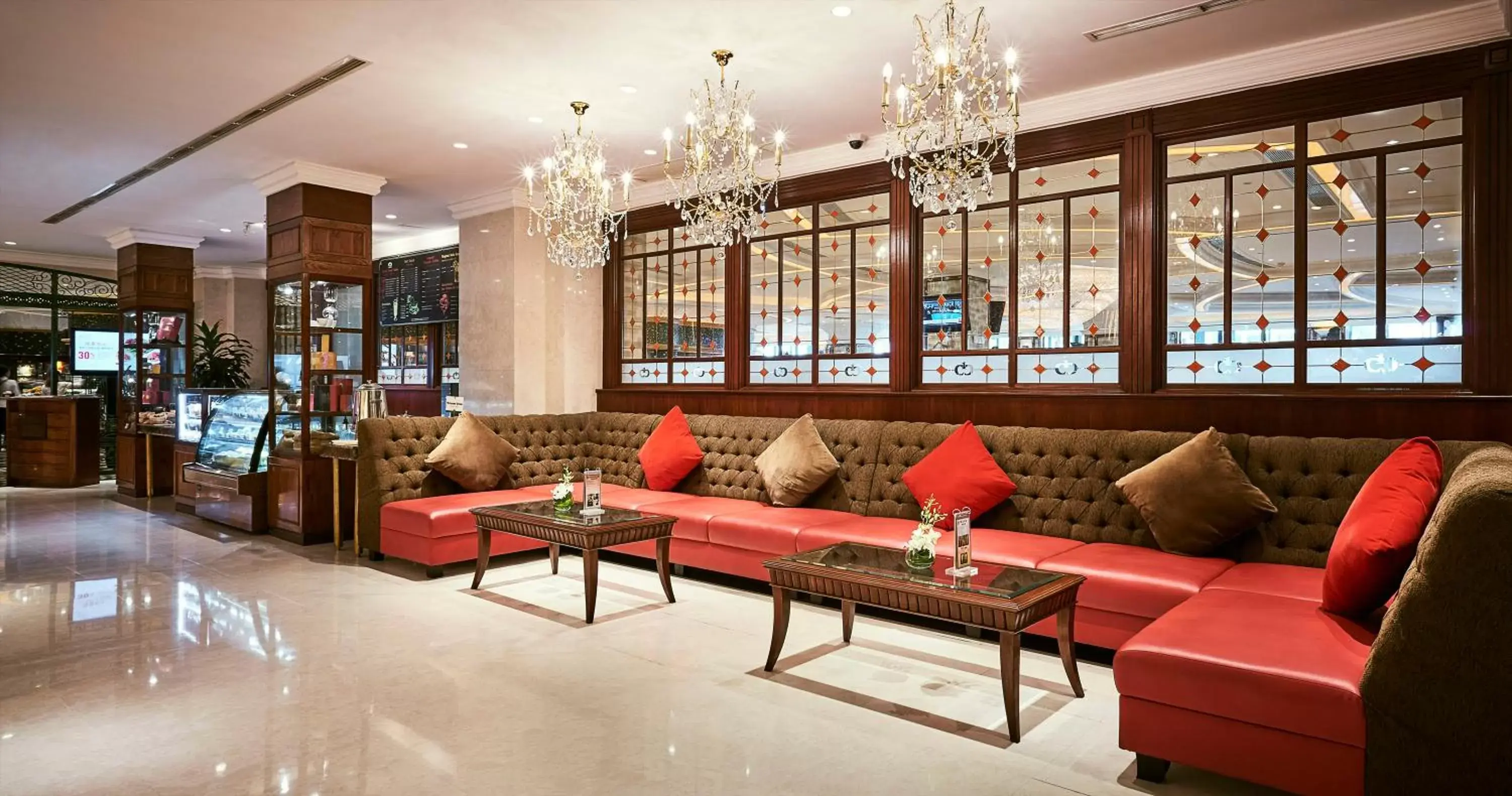 Lobby or reception, Lounge/Bar in Windsor Plaza Hotel