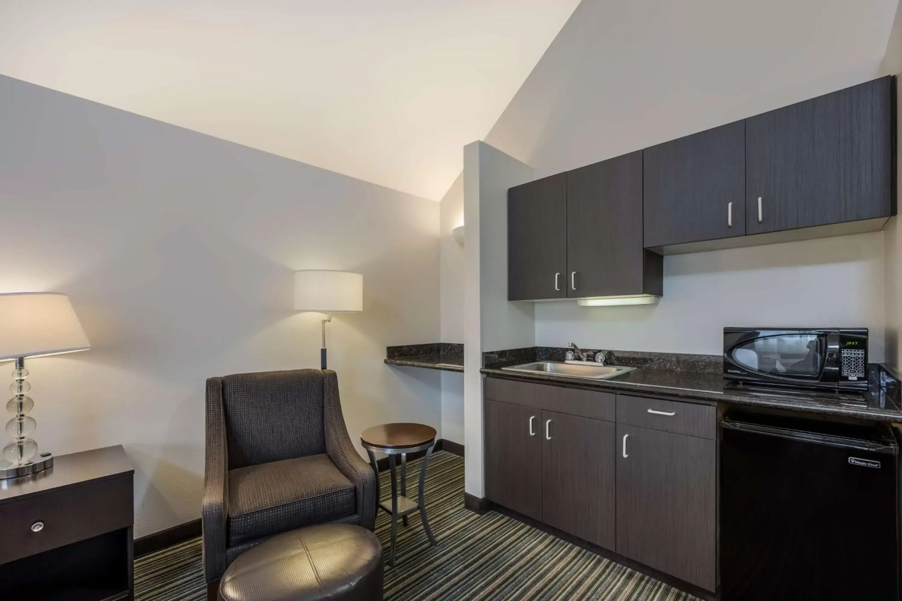 Bedroom, Kitchen/Kitchenette in Best Western Alderwood