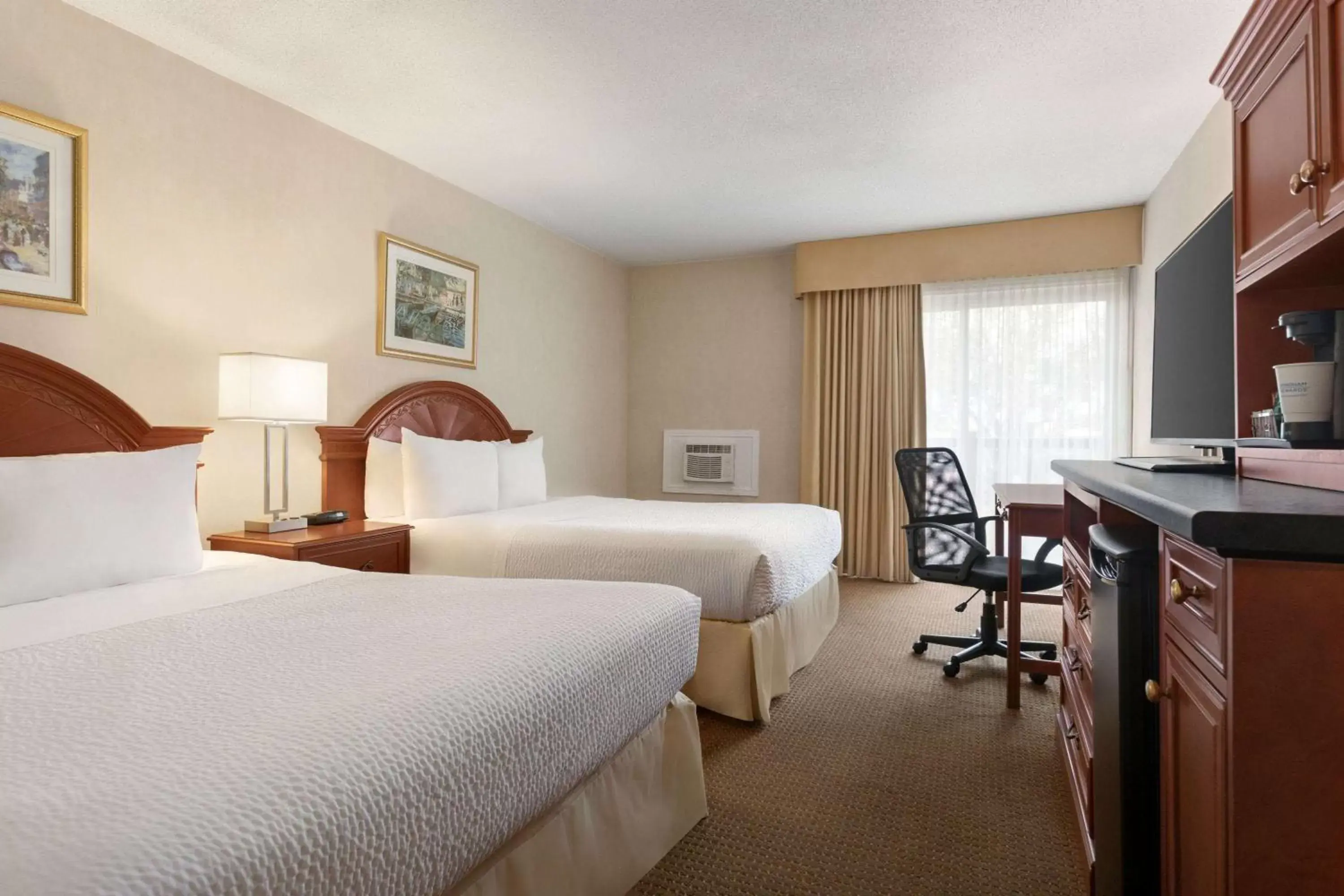 Photo of the whole room in Days Inn by Wyndham London