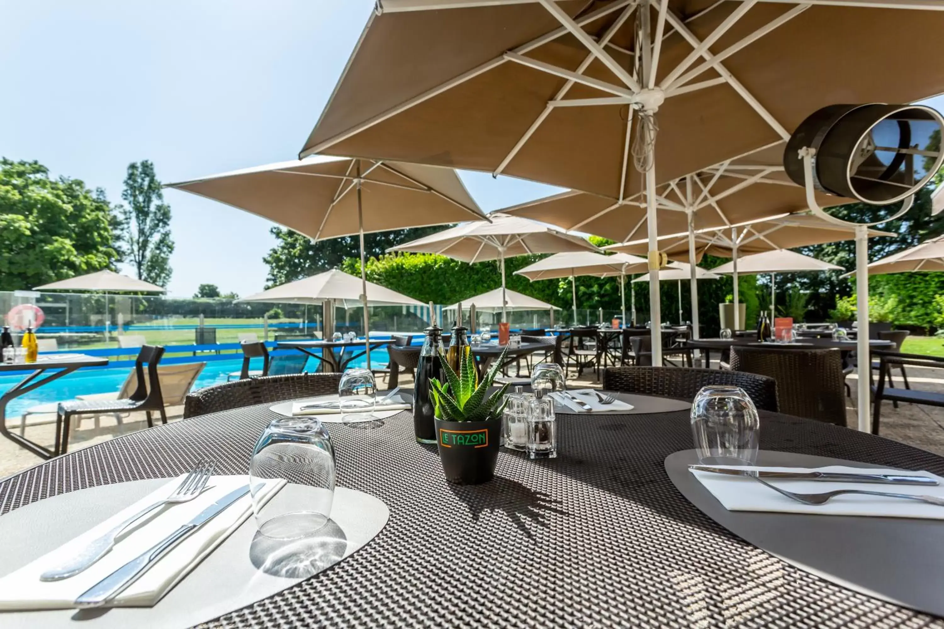 Patio, Restaurant/Places to Eat in Novotel Bourges