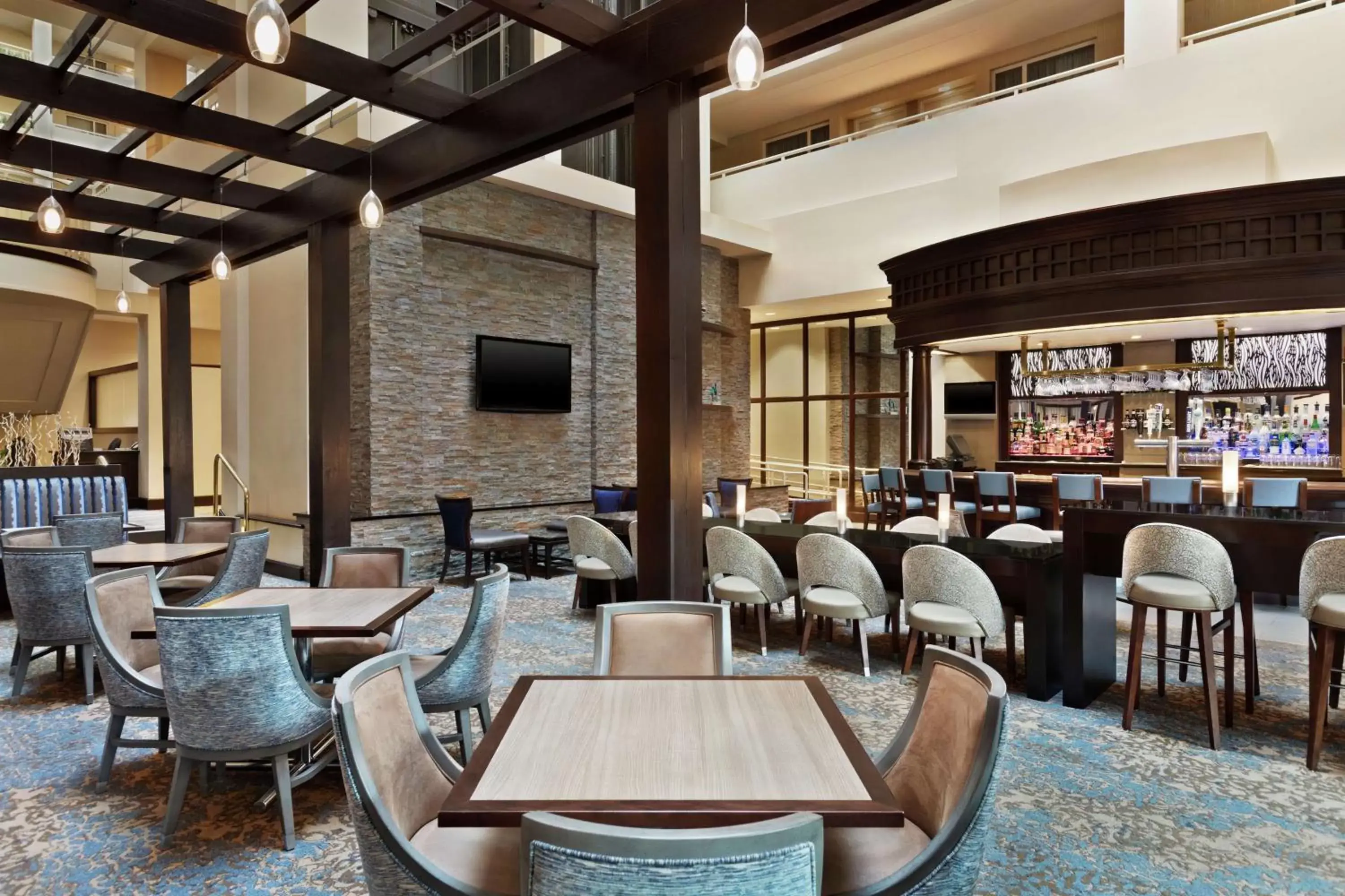 Lobby or reception, Lounge/Bar in Embassy Suites by Hilton Boston Waltham